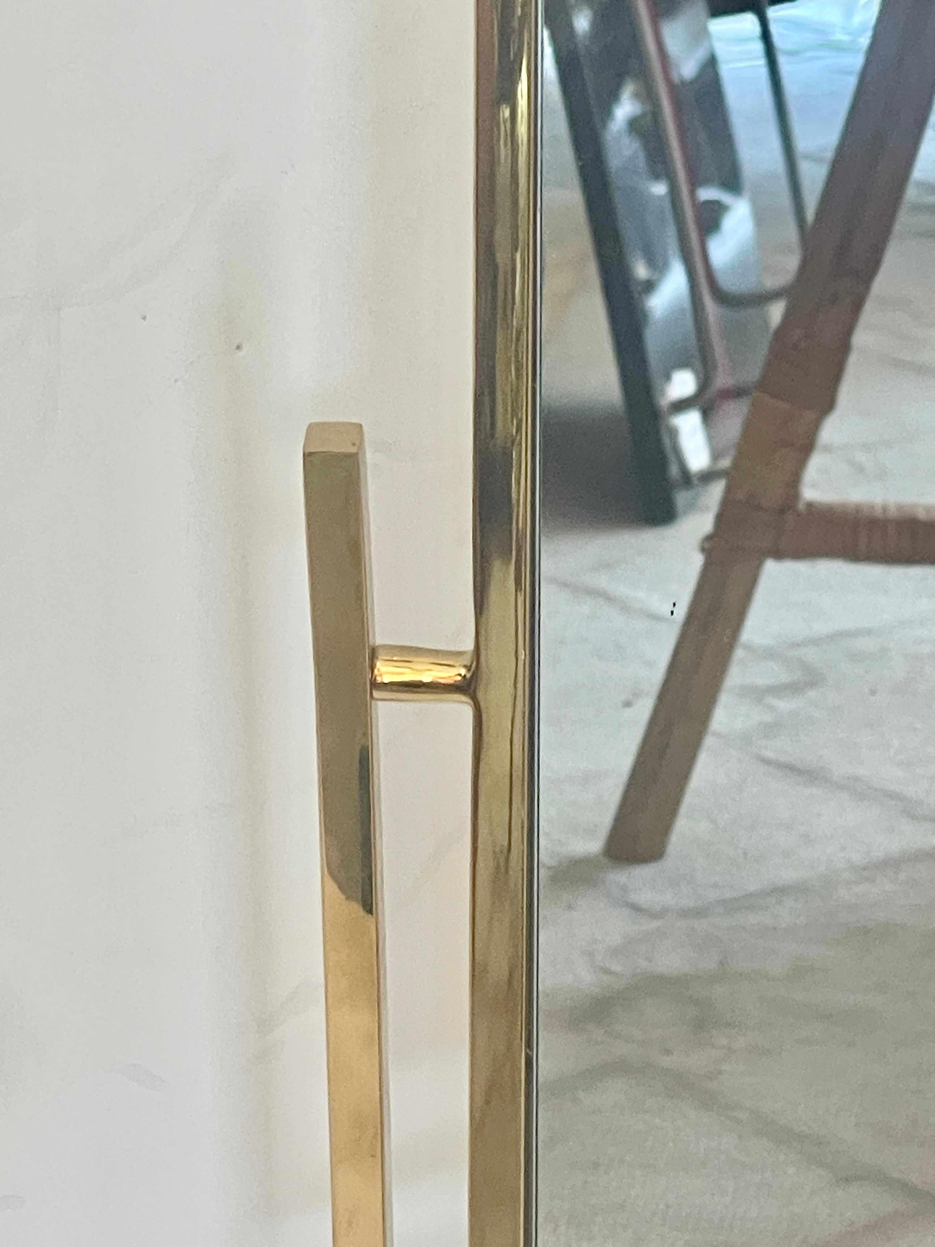 Specchio da tavolo per vanità in ottone massiccio e lucite, Italia, anni '70 in vendita 7