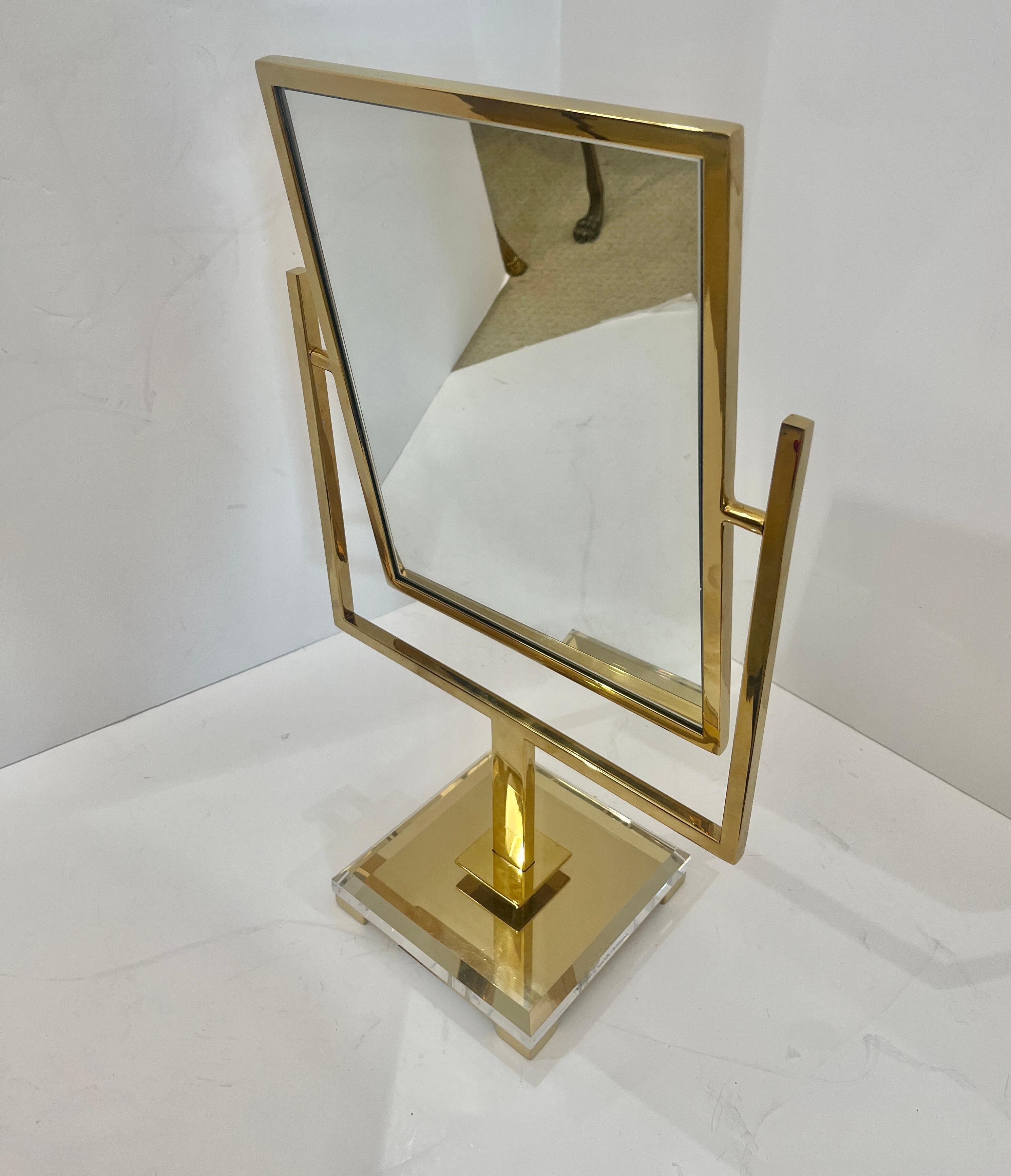 Mid-Century moderno Specchio da tavolo per vanità in ottone massiccio e lucite, Italia, anni '70 in vendita
