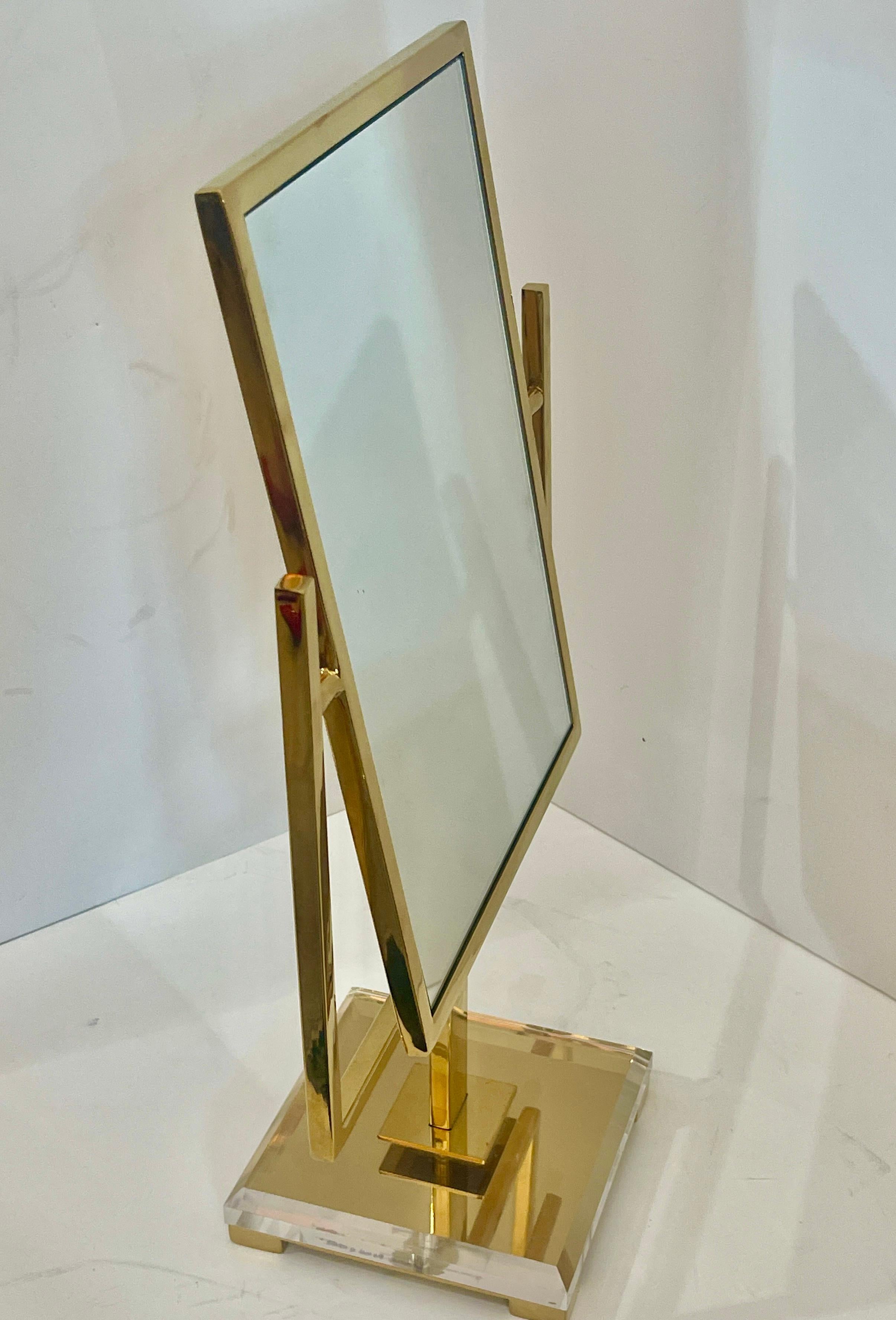 Italiano Specchio da tavolo per vanità in ottone massiccio e lucite, Italia, anni '70 in vendita