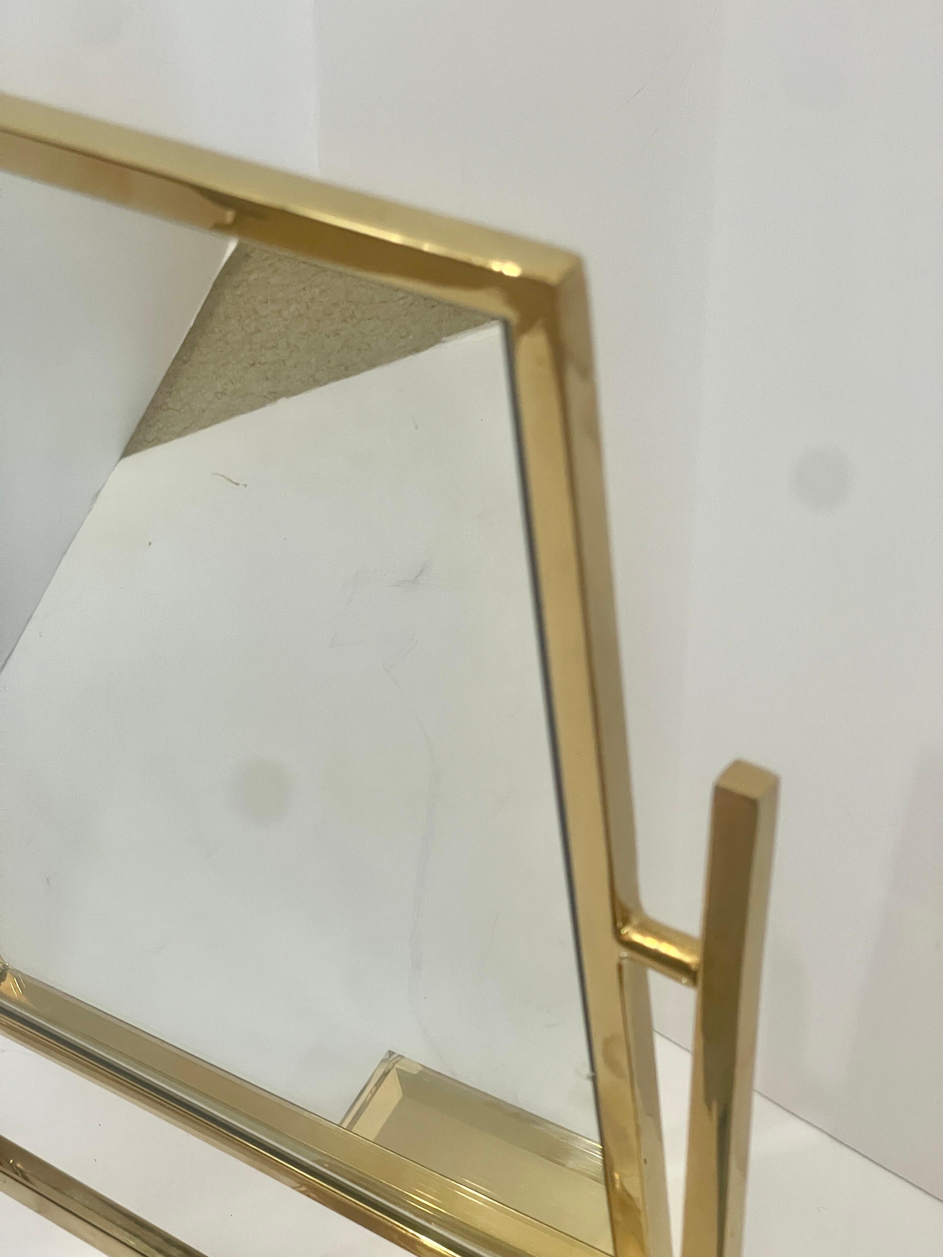 Lucidato Specchio da tavolo per vanità in ottone massiccio e lucite, Italia, anni '70 in vendita