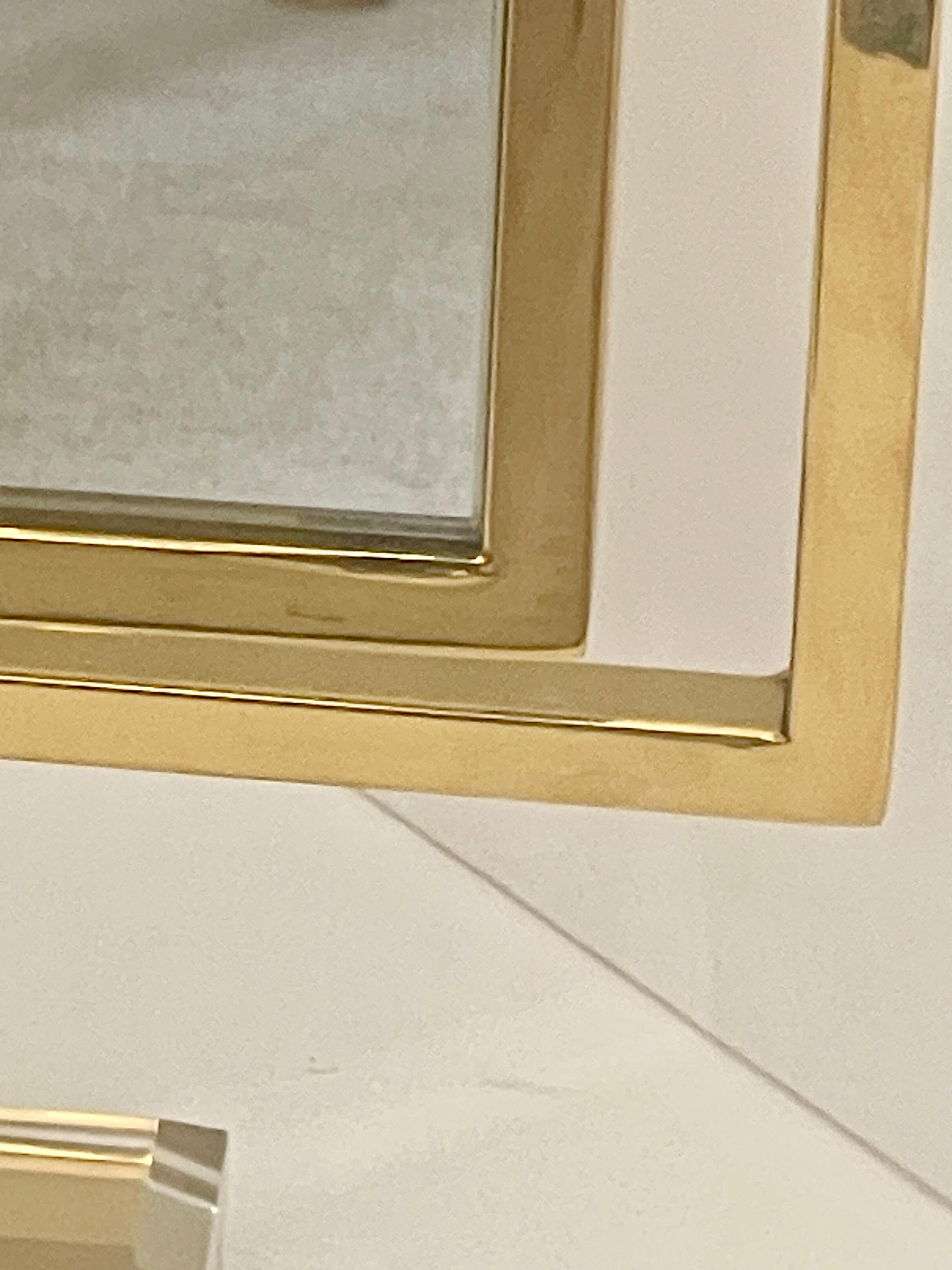 Specchio da tavolo per vanità in ottone massiccio e lucite, Italia, anni '70 In condizioni buone in vendita a West Palm Beach, FL