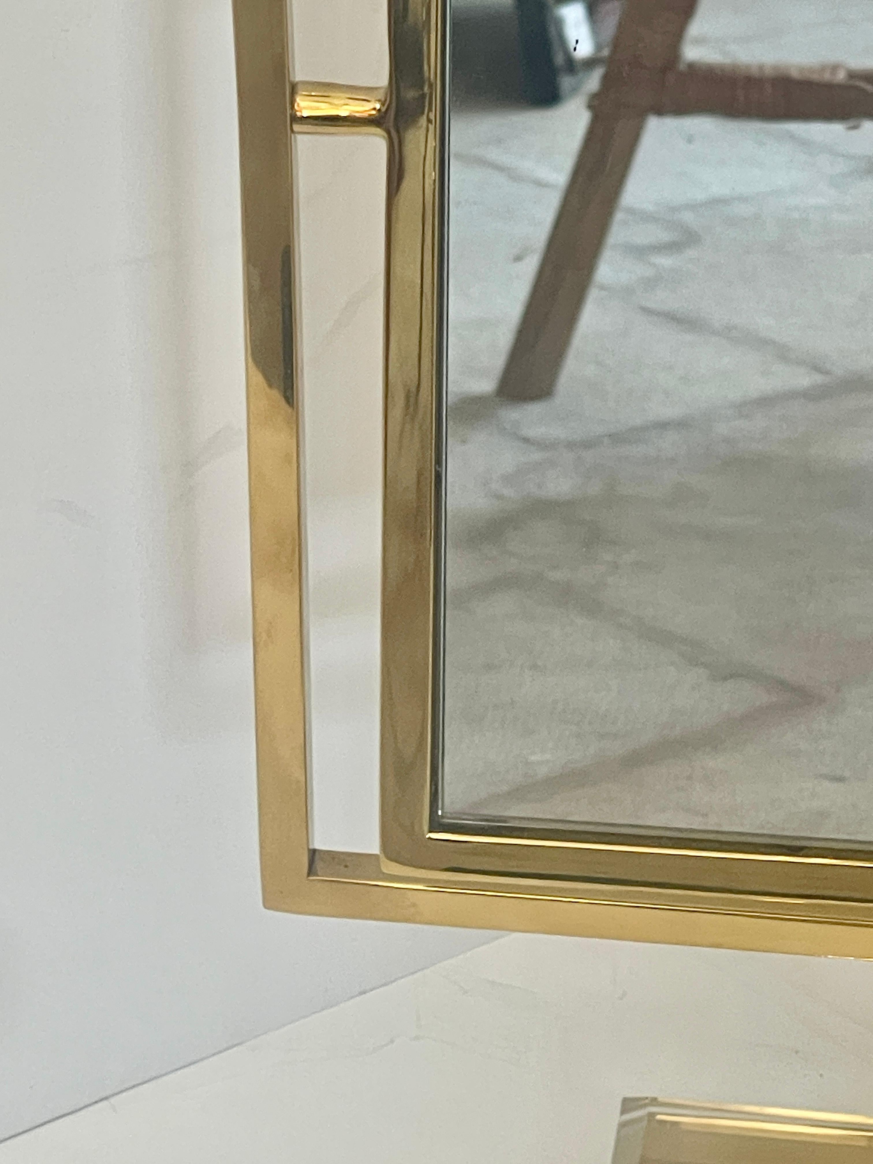 Fine XX secolo Specchio da tavolo per vanità in ottone massiccio e lucite, Italia, anni '70 in vendita