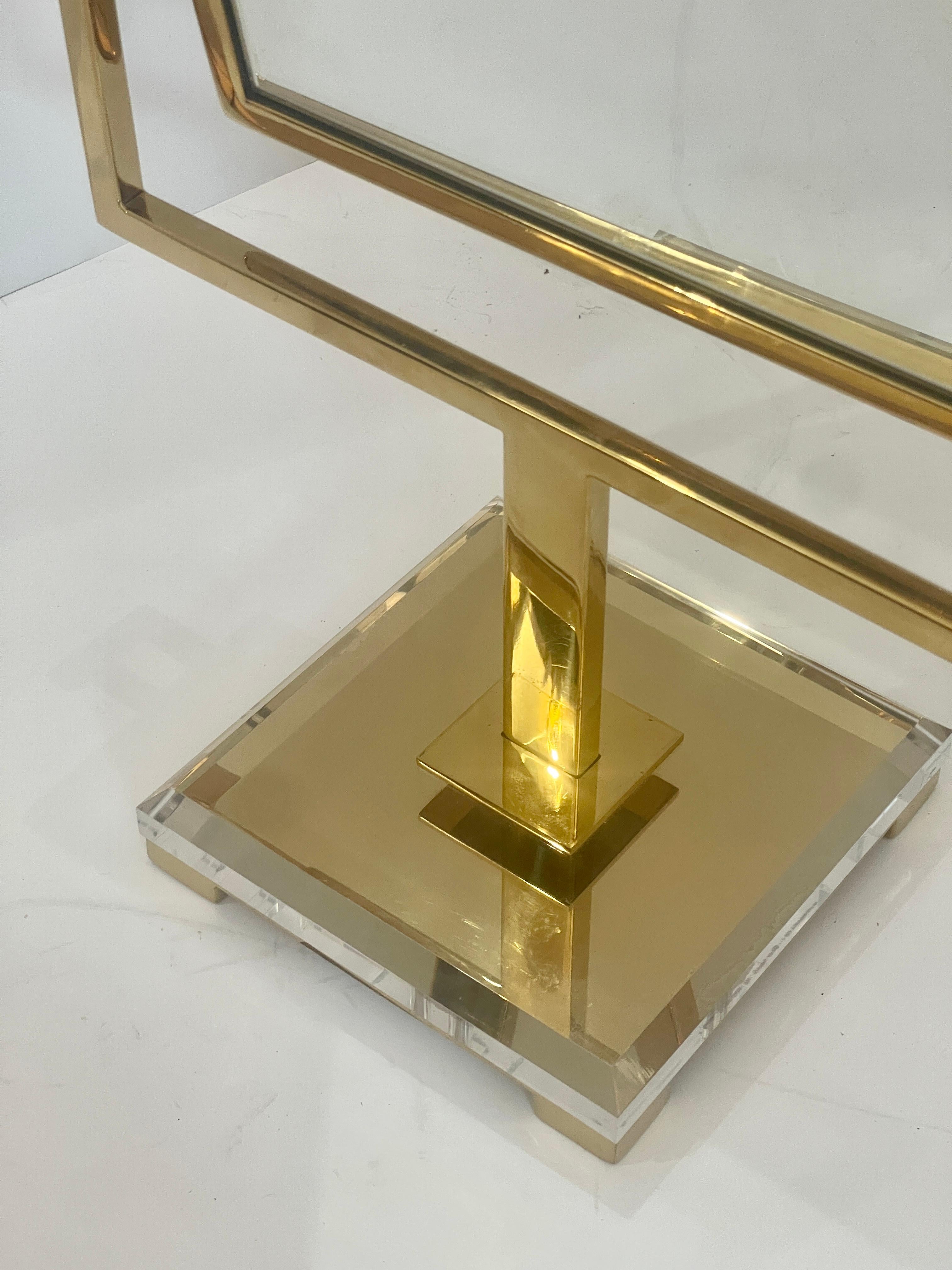 Ottone Specchio da tavolo per vanità in ottone massiccio e lucite, Italia, anni '70 in vendita