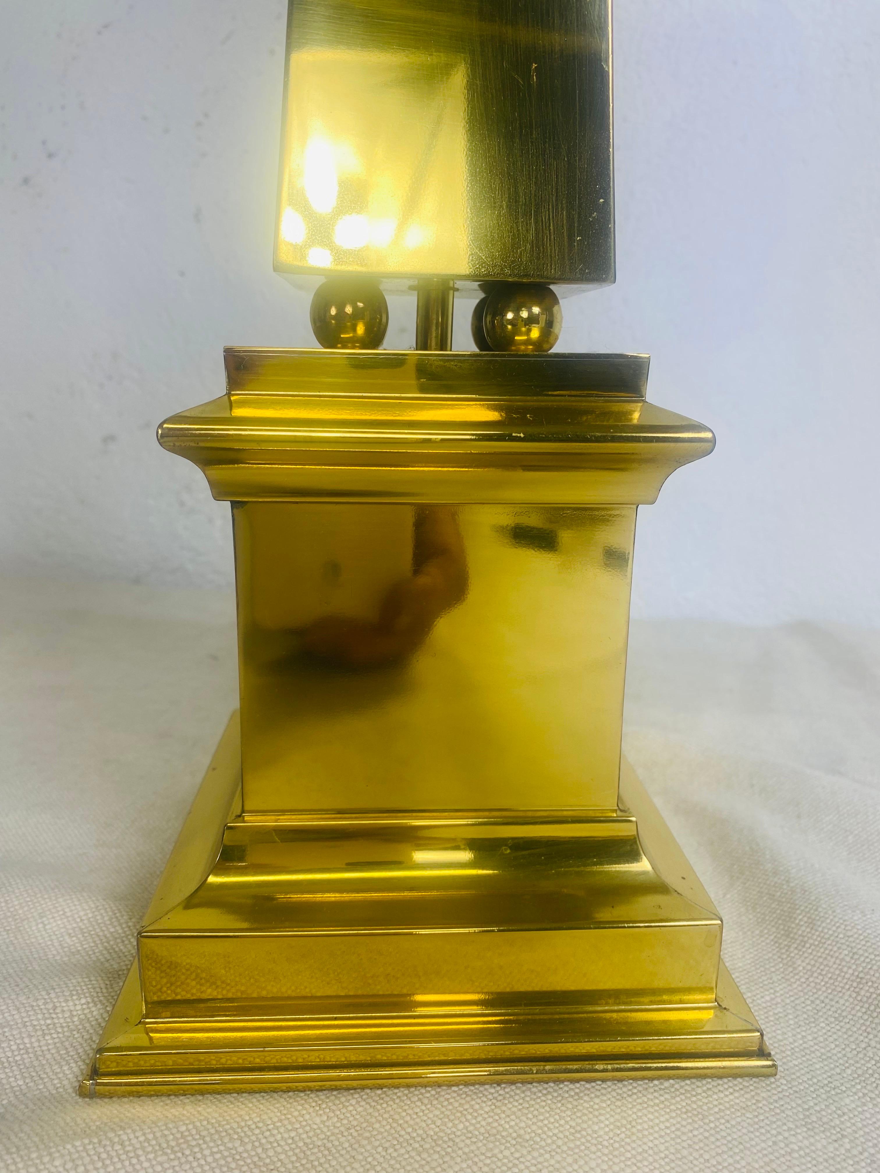 Mid-century solid brass obelisk lamp after Chapman In Good Condition For Sale In Allentown, PA