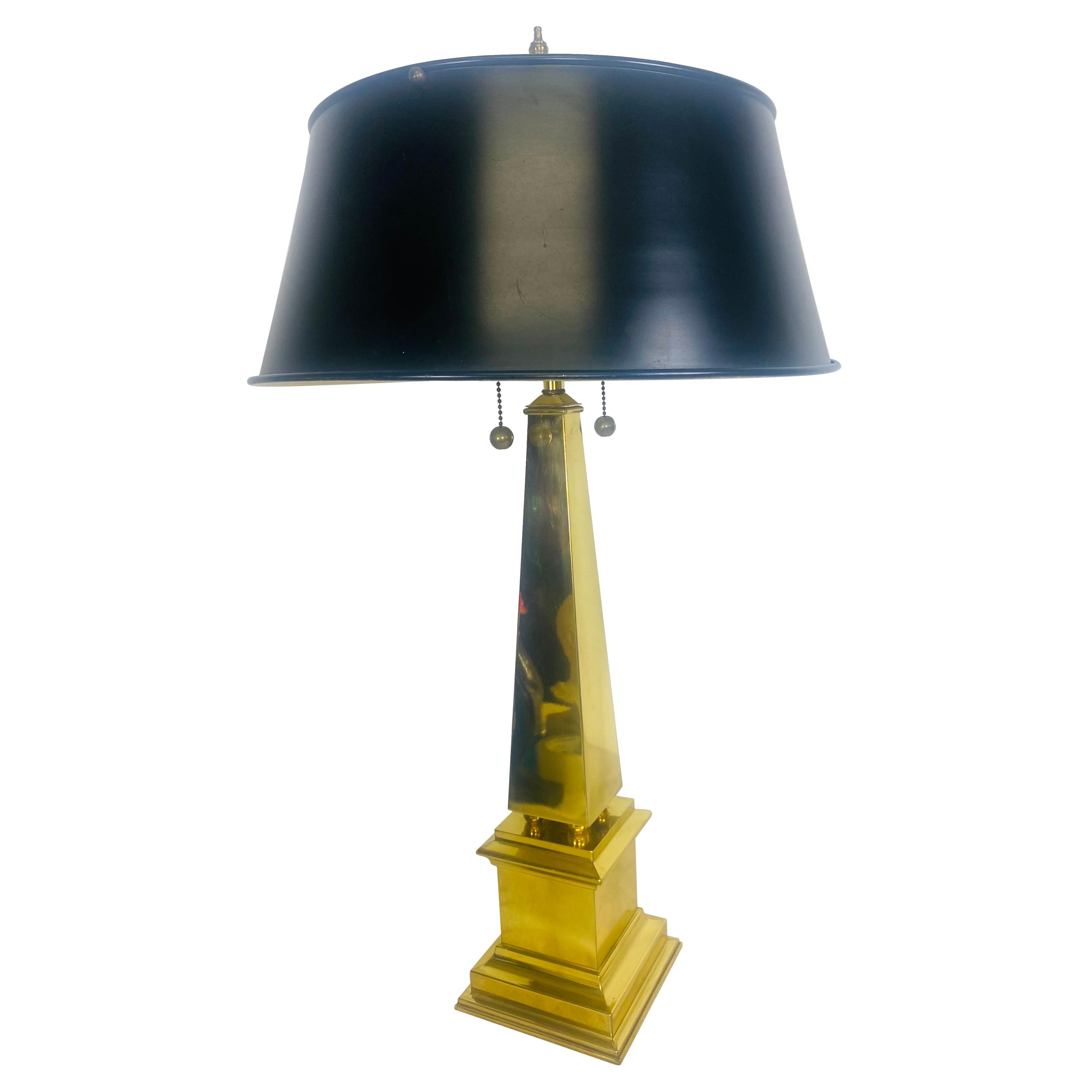 Lampada obelisco in ottone massiccio della metà del secolo scorso di Chapman
