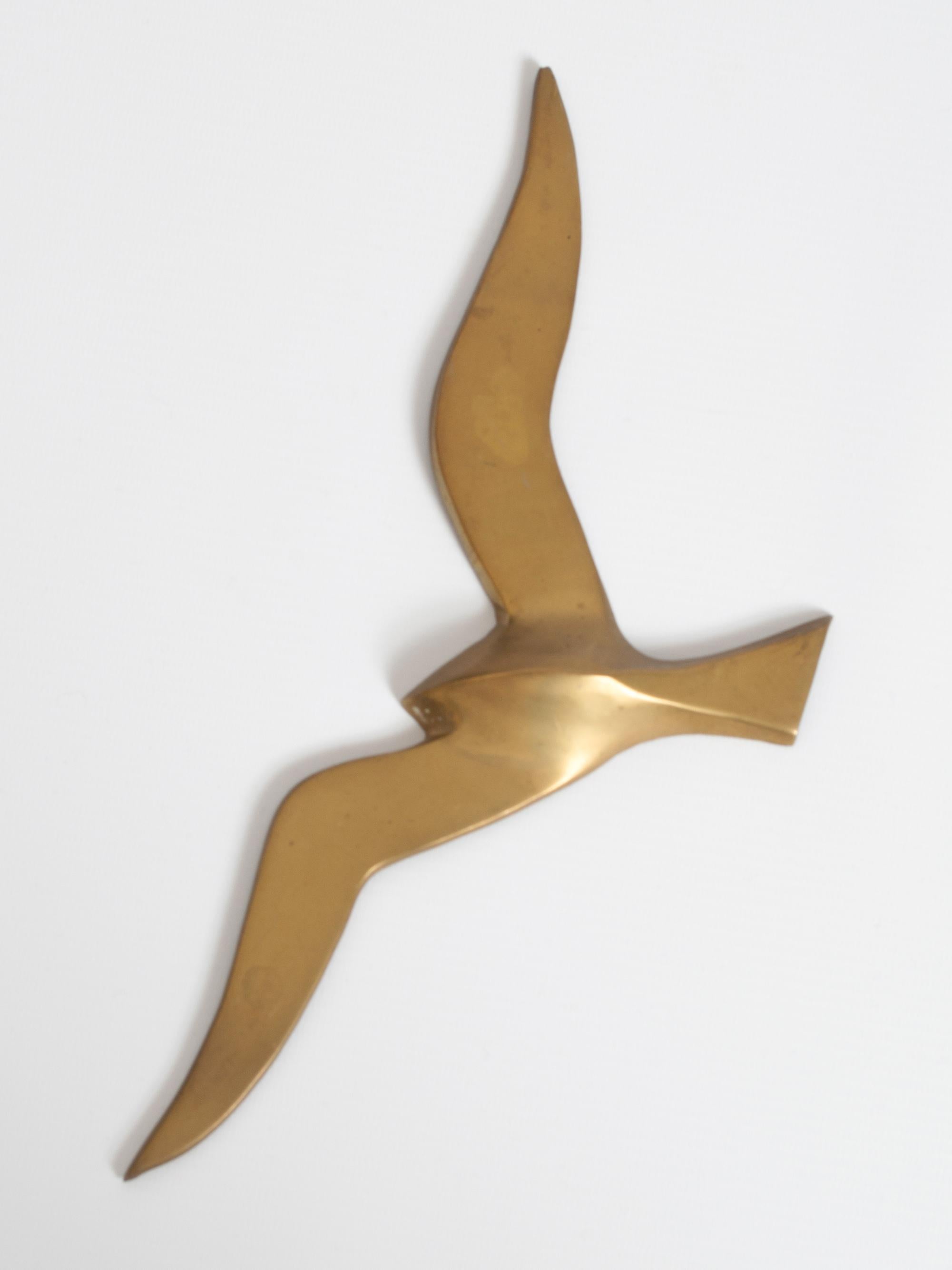 Mid Century Solid Brass Wall Mounted Sculptures of birds in flight, in the manner of Auböck. Austria, Circa 1950.
In very good vintage condition.

Dimensions
Wingspan: 30/20cm
Length: 15/11cm