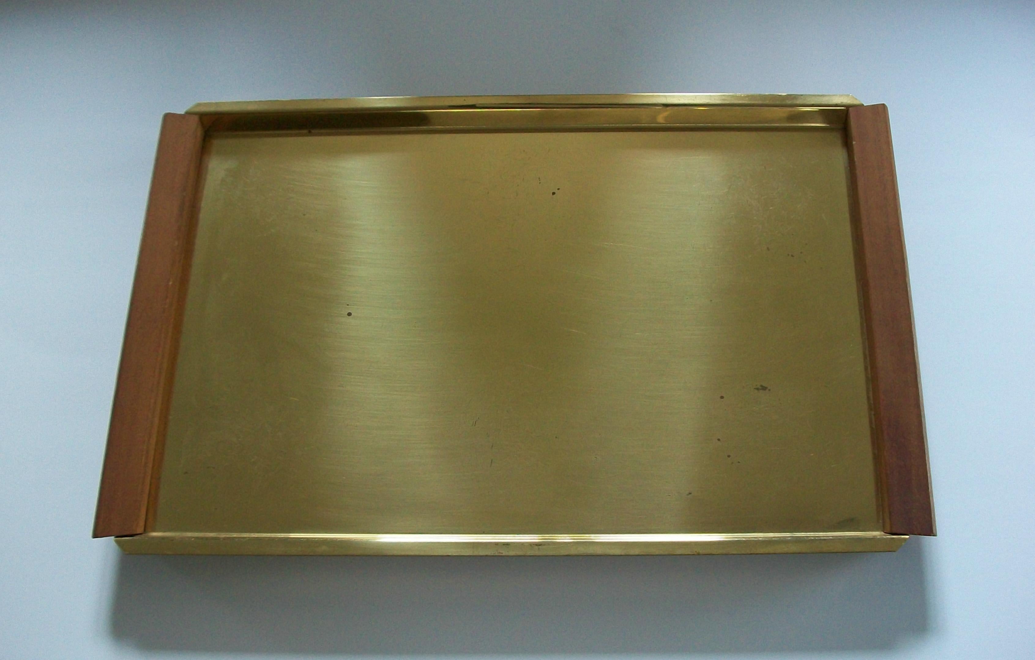 Mid Century Massivem Messing & Teakholz Serviertablett - Dänemark - CIRCA 1960's (Moderne der Mitte des Jahrhunderts) im Angebot