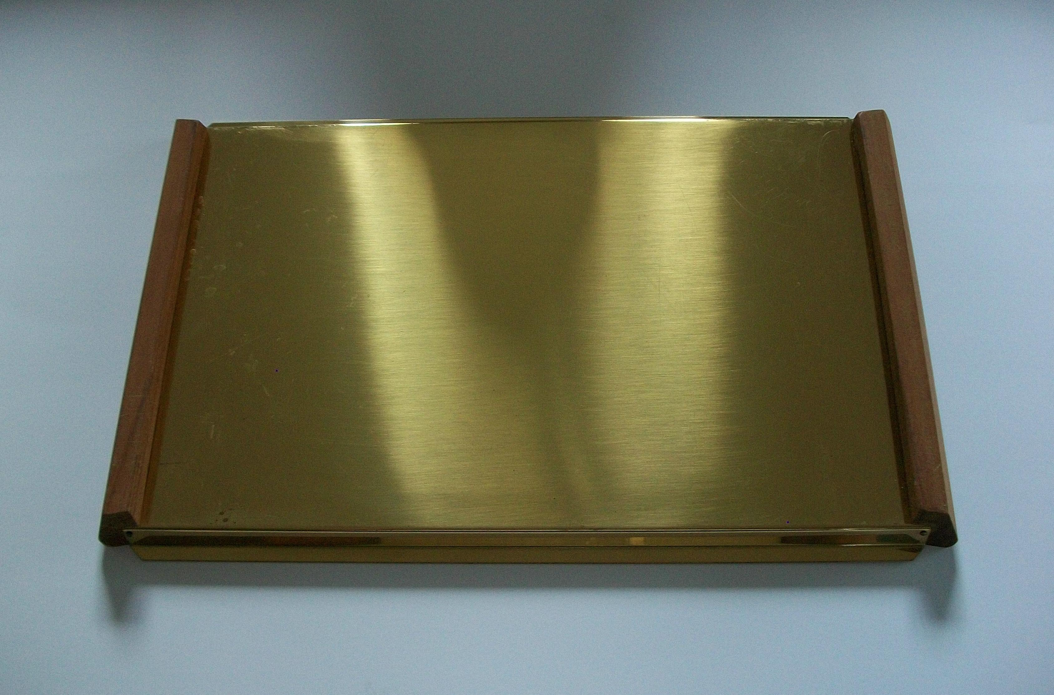 Mid Century Massivem Messing & Teakholz Serviertablett - Dänemark - CIRCA 1960's (Handgefertigt) im Angebot