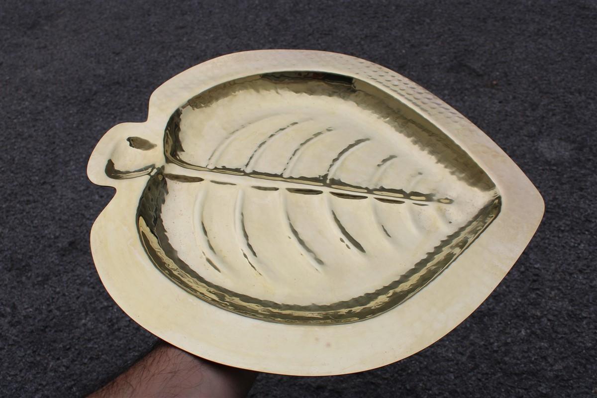 Metà XX secolo Vassoio in ottone massiccio del Medioevo intagliato a forma di foglia Italia 1950 Firmato RANA in vendita