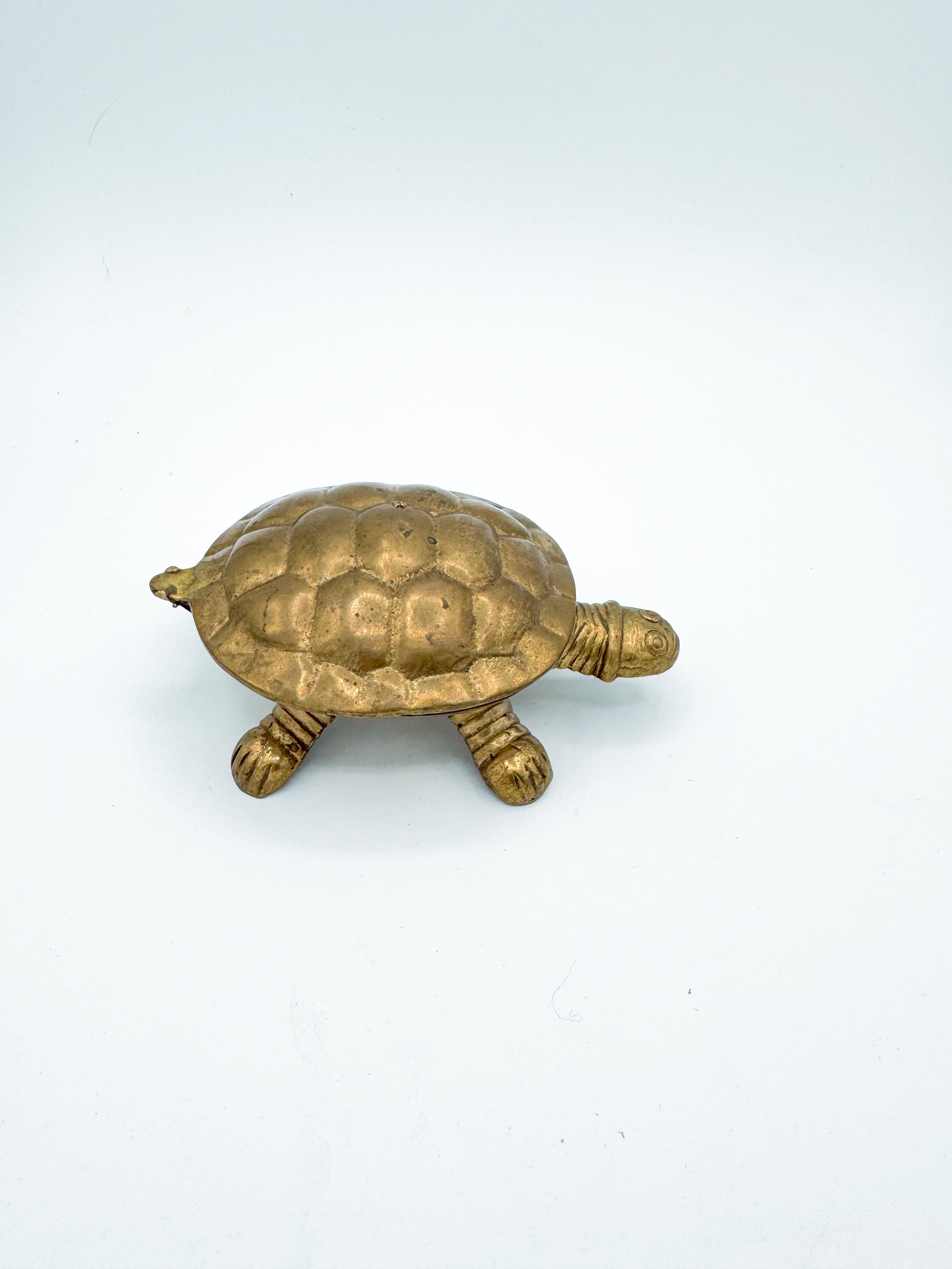 Mid-Century Modern Cendrier tortue en laiton massif du milieu du siècle 1970