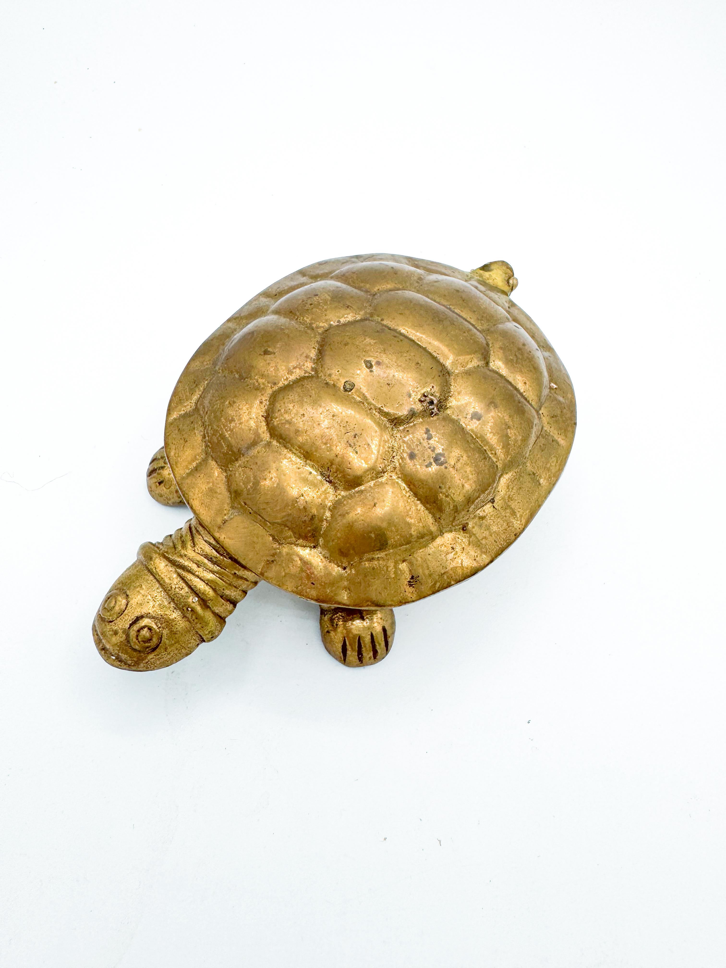 Cendrier tortue en laiton massif du milieu du siècle 1970 Bon état à Toronto, CA