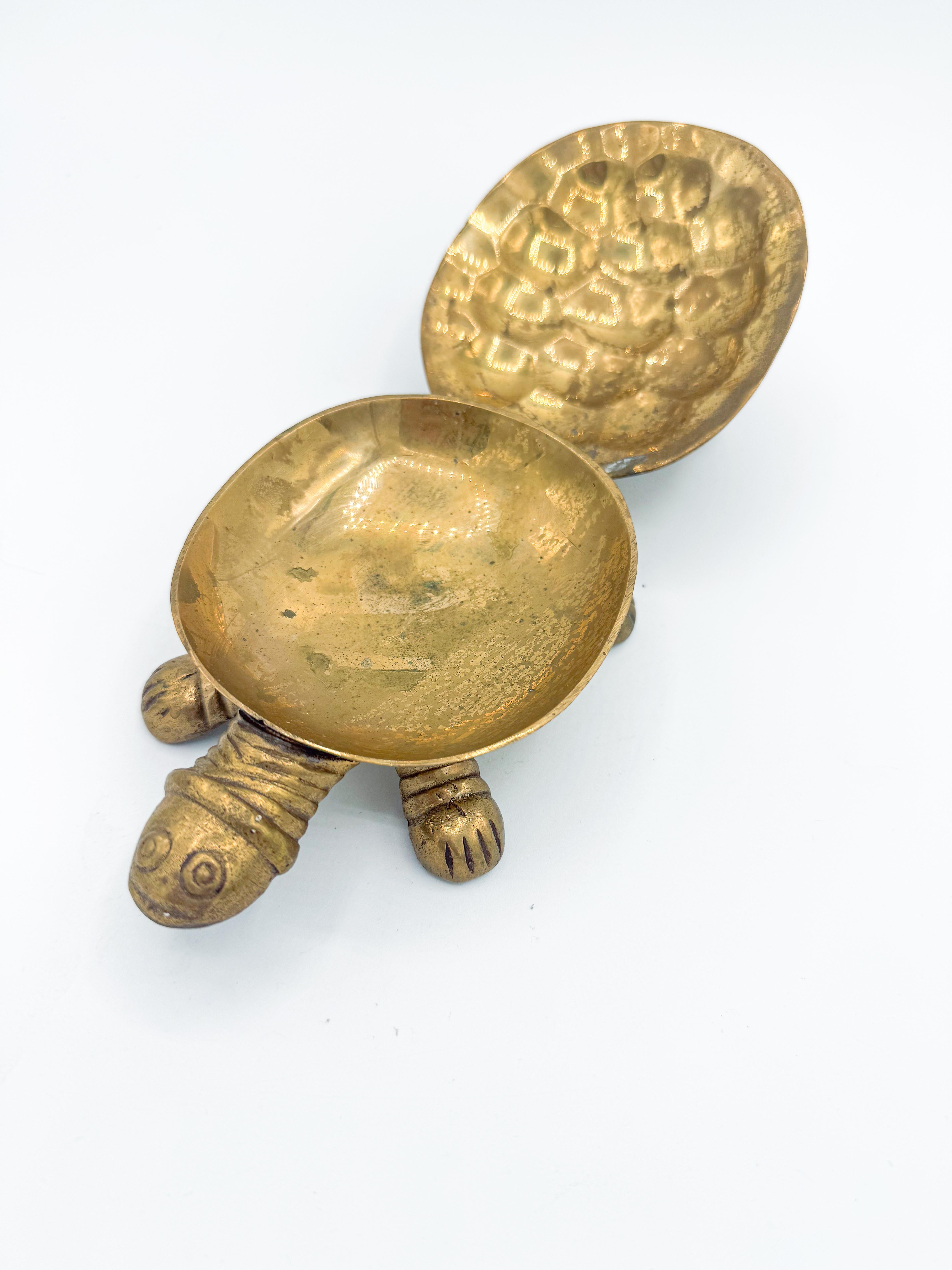 20ième siècle Cendrier tortue en laiton massif du milieu du siècle 1970
