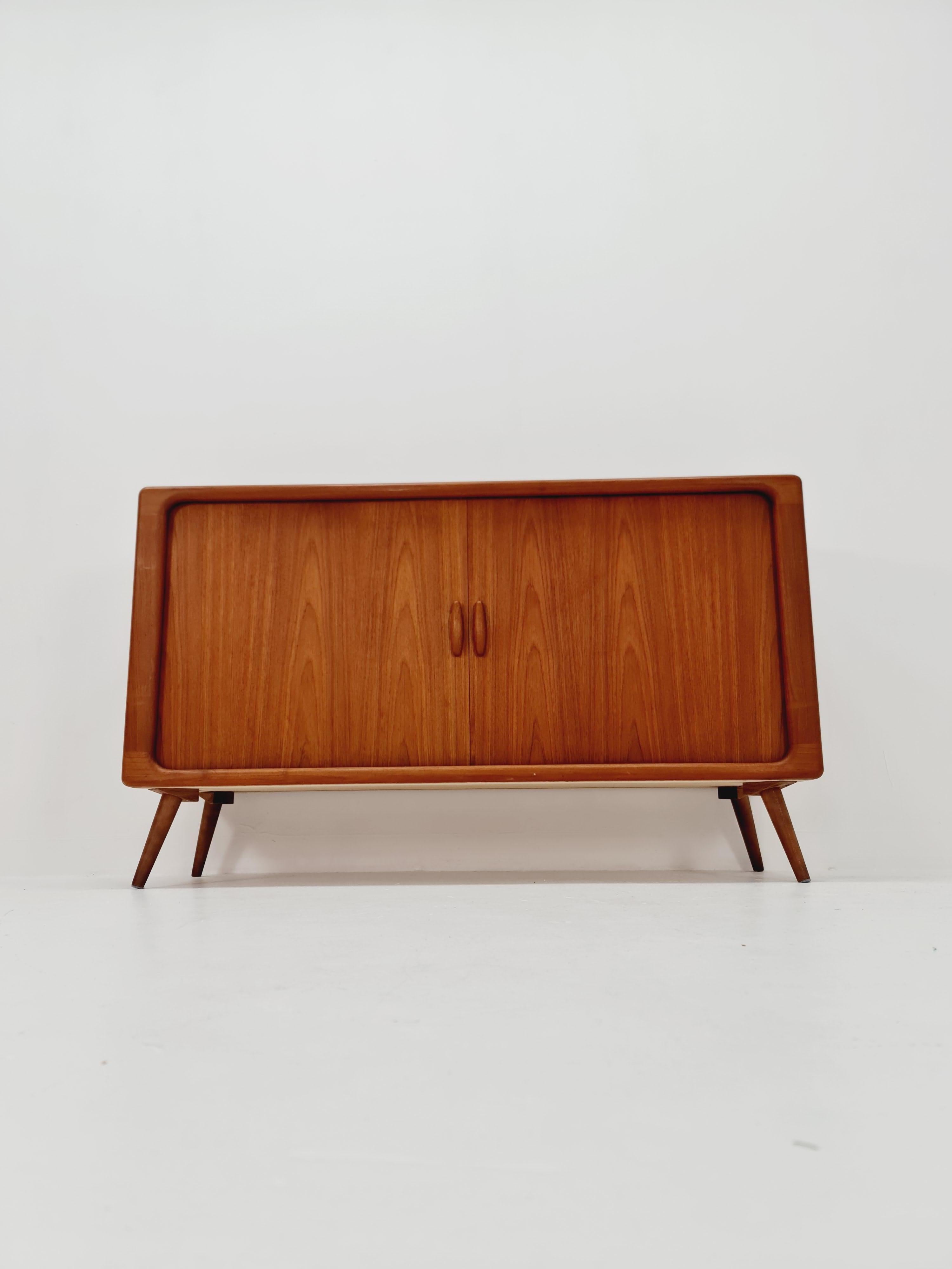 Mid century Solid Danish teak hallway cabinet, Record cabinet By Dyrlund 1960s In Good Condition In Gaggenau, DE