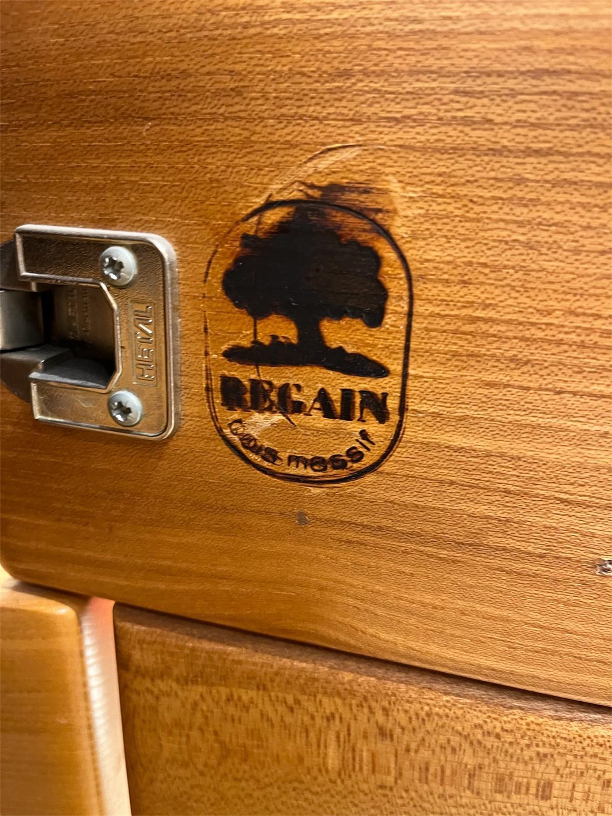 Aparador de mediados de siglo de olmo macizo estampado Maison Regain, Francia Años 70 Francés en venta