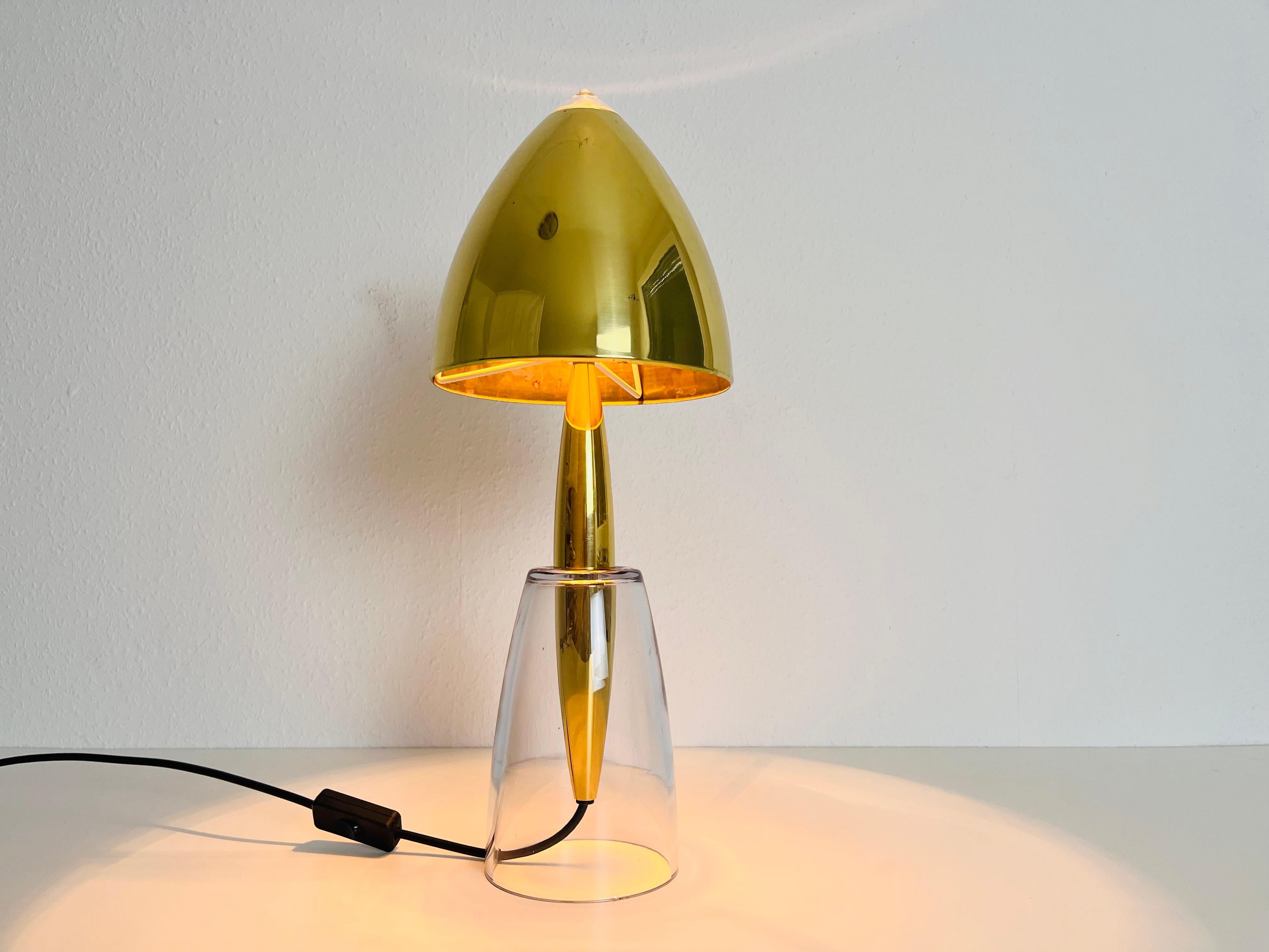 Lampe de table en verre massif et abat-jour en laiton, années 1960 en vente 3