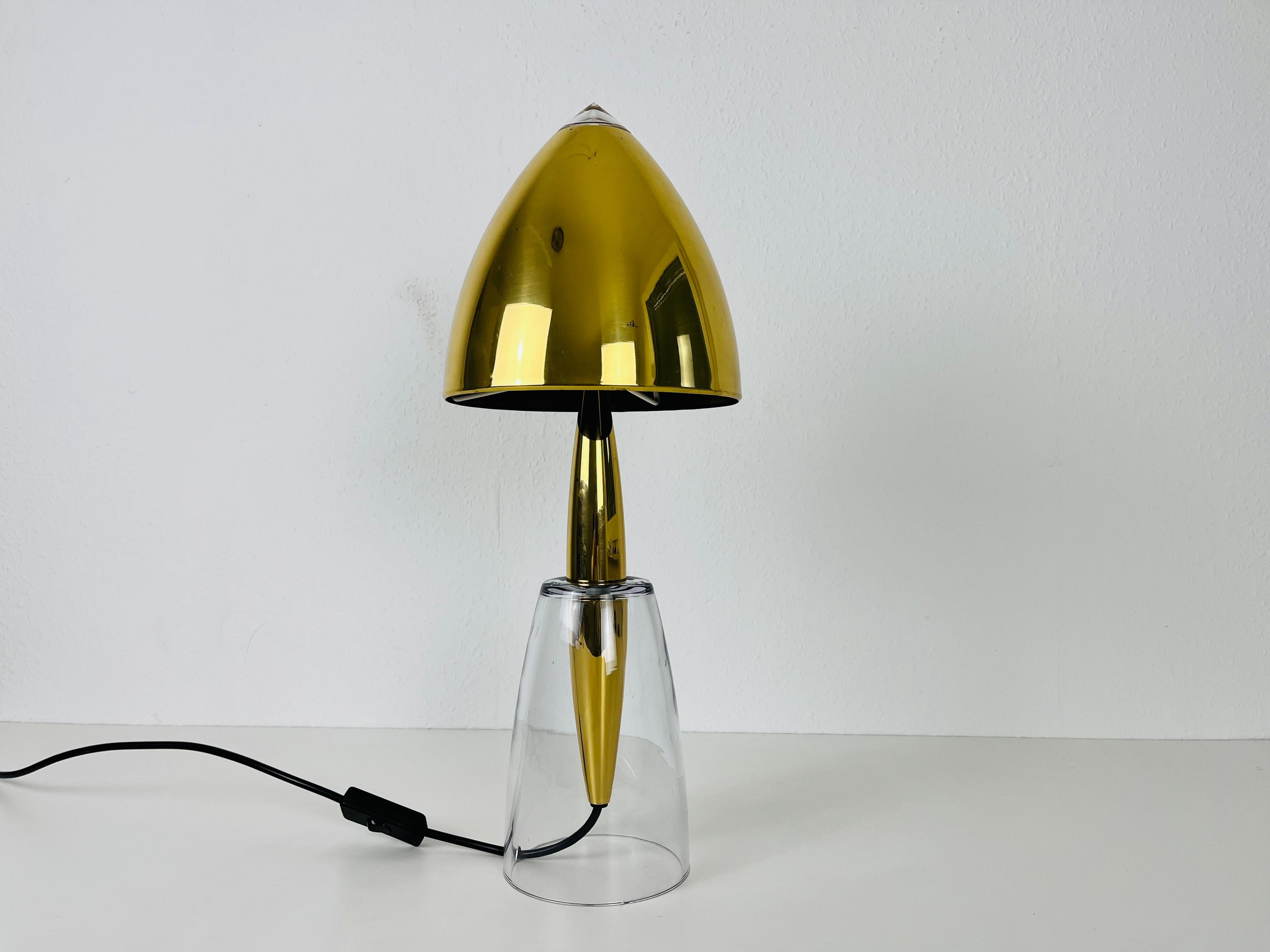 Mid-Century Modern Lampe de table en verre massif et abat-jour en laiton, années 1960 en vente