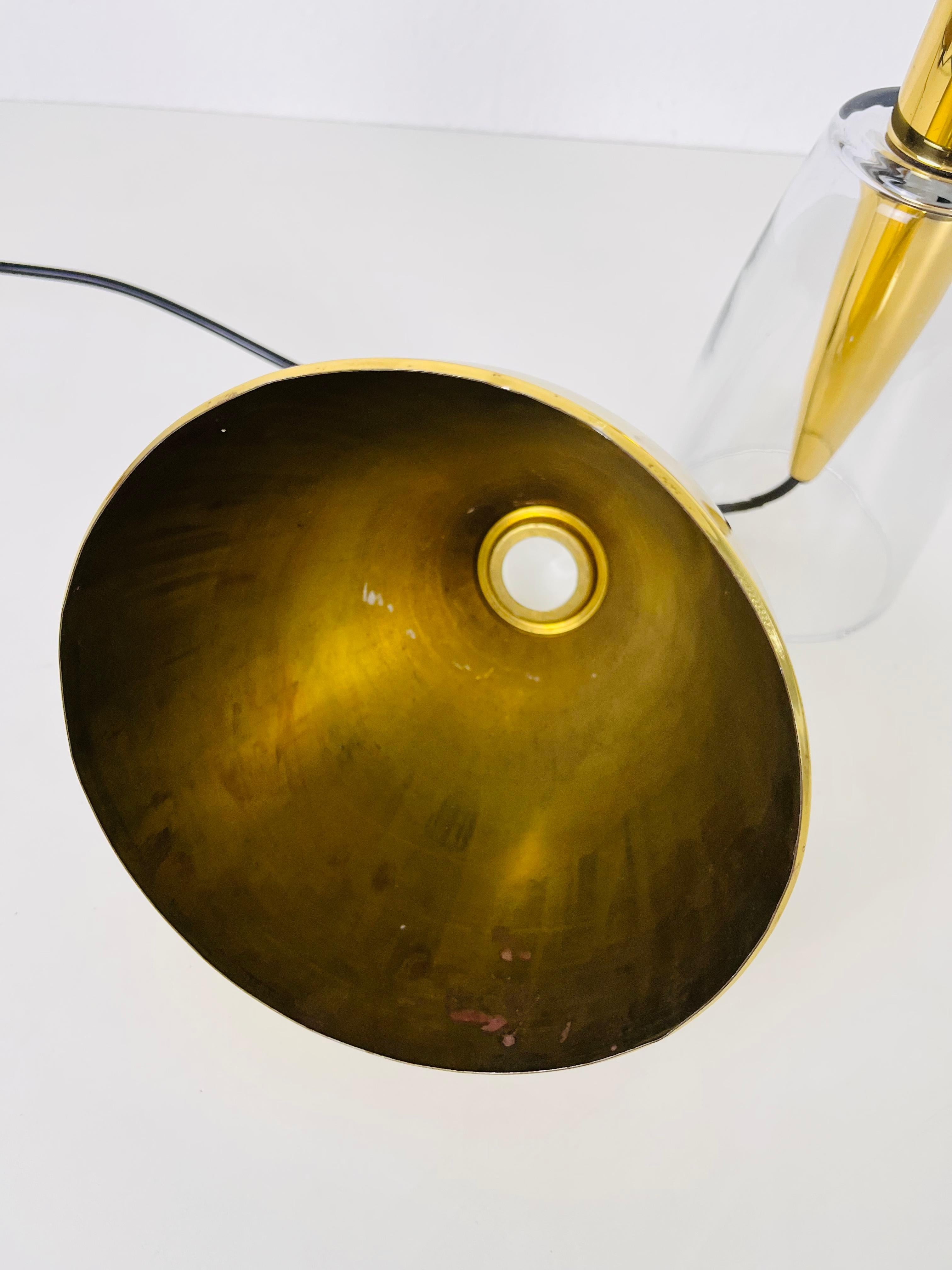 Lampe de table en verre massif et abat-jour en laiton, années 1960 en vente 1