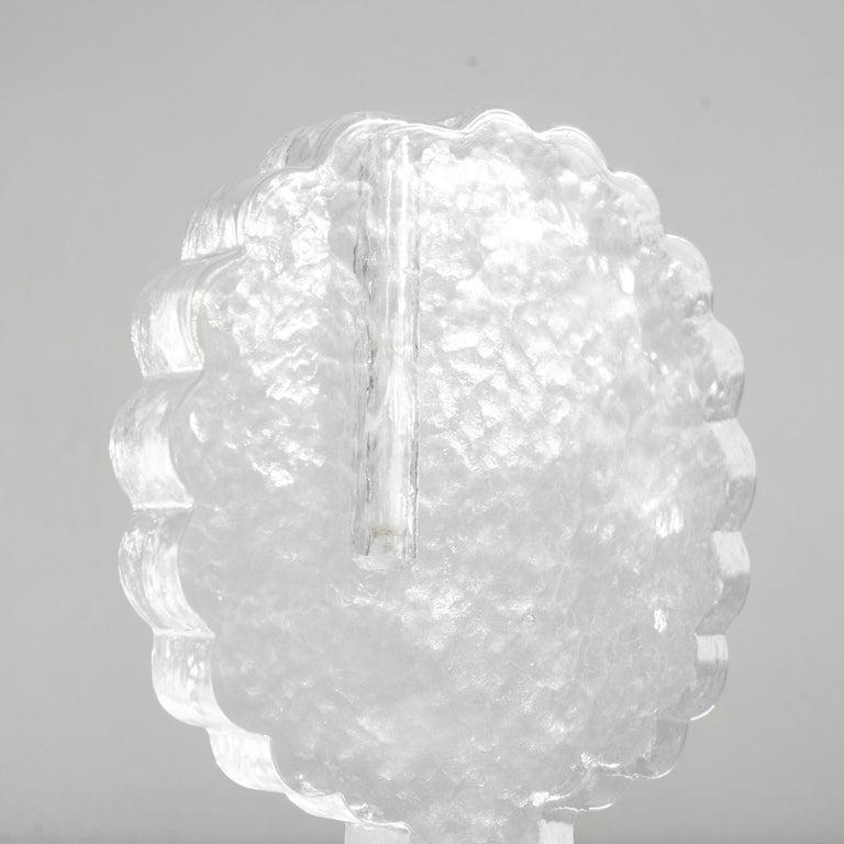 Vaso Soliflore a forma di albero in vetro massiccio della metà del secolo. Metà del XX secolo.     Bellissimo vaso soliflore di metà secolo in vetro massiccio a forma di albero. Un pezzo solido e pesante con un pezzo di vetro separato per l'acqua