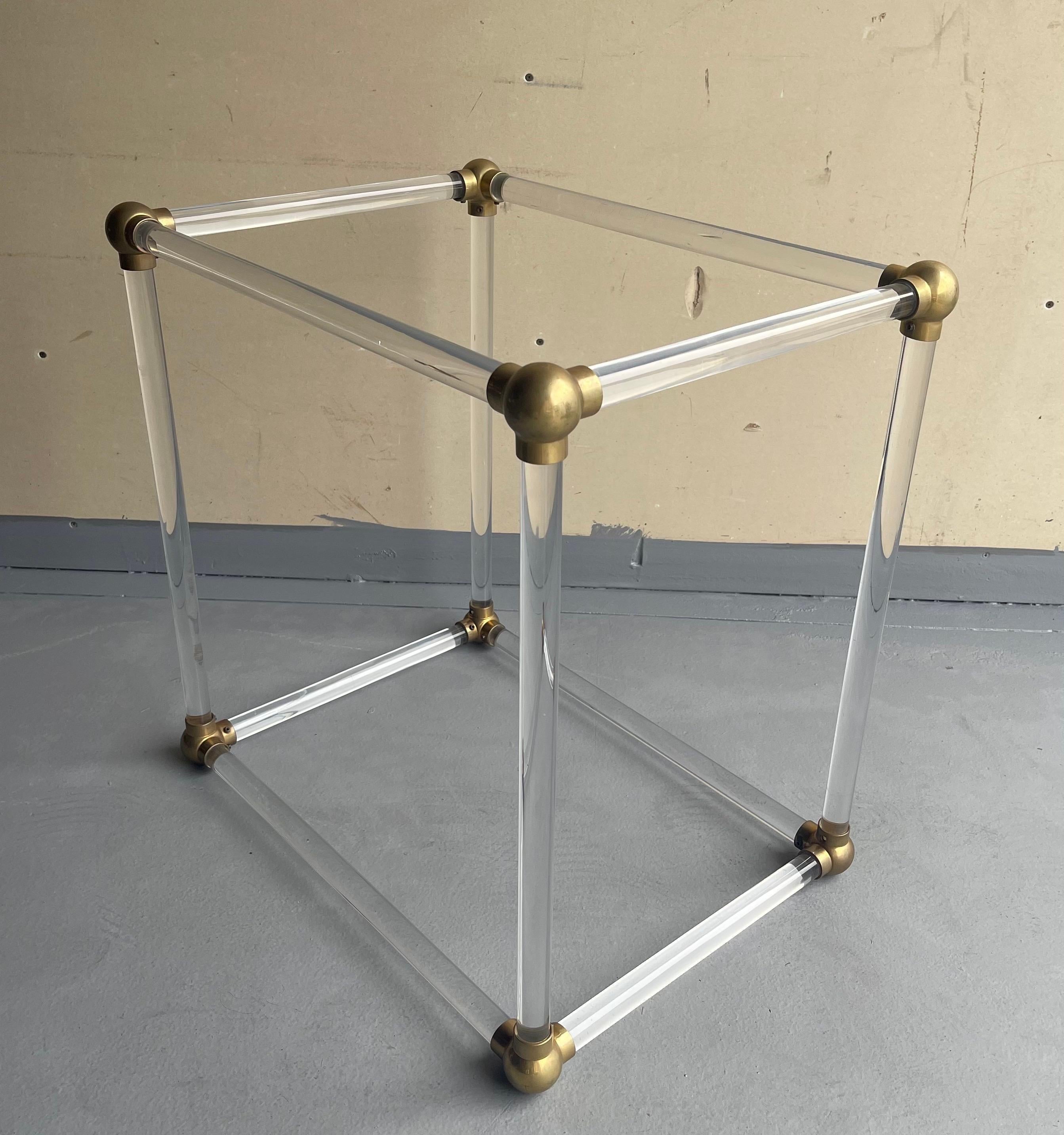 Laiton Table basse cubique en lucite massive du milieu du siècle dernier avec base en laiton pour connecteurs en vente