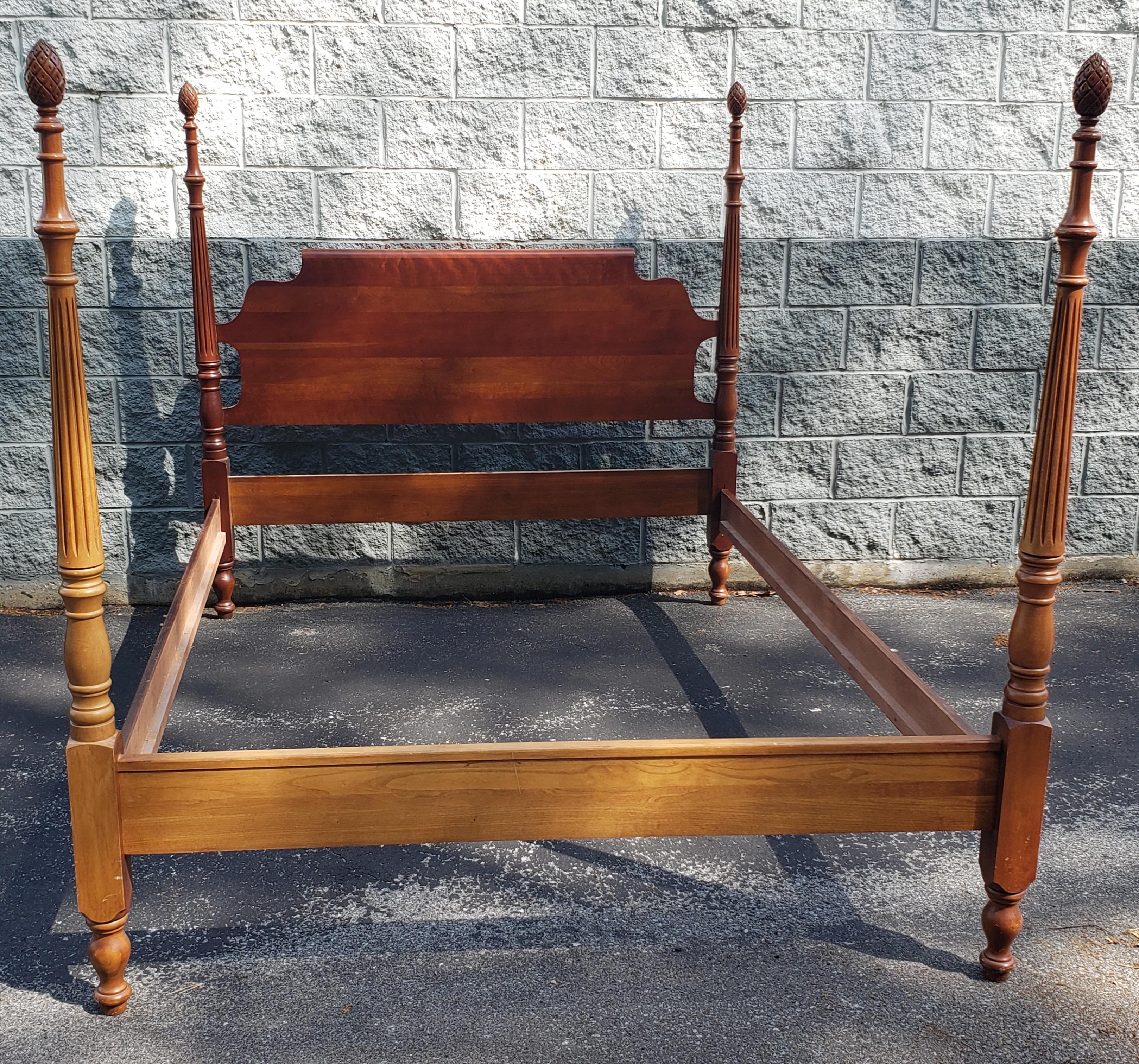 A solid mahogany 4!-poster bed pinneaple queen size Bedstead in good vintage condition. Measures 63.5