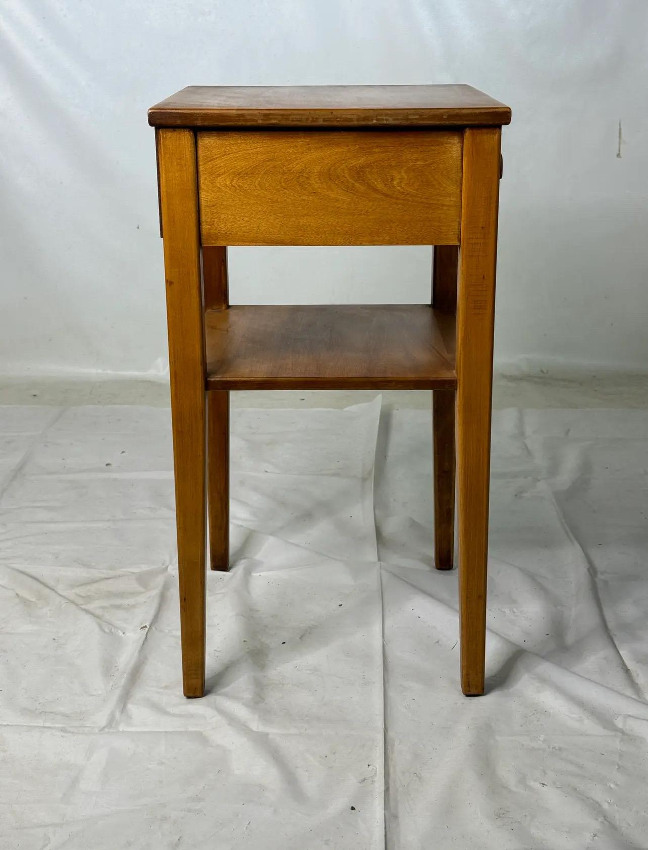 Mid-Century Modern Meuble d'appoint à un tiroir en érable massif blond du milieu du siècle dernier en vente