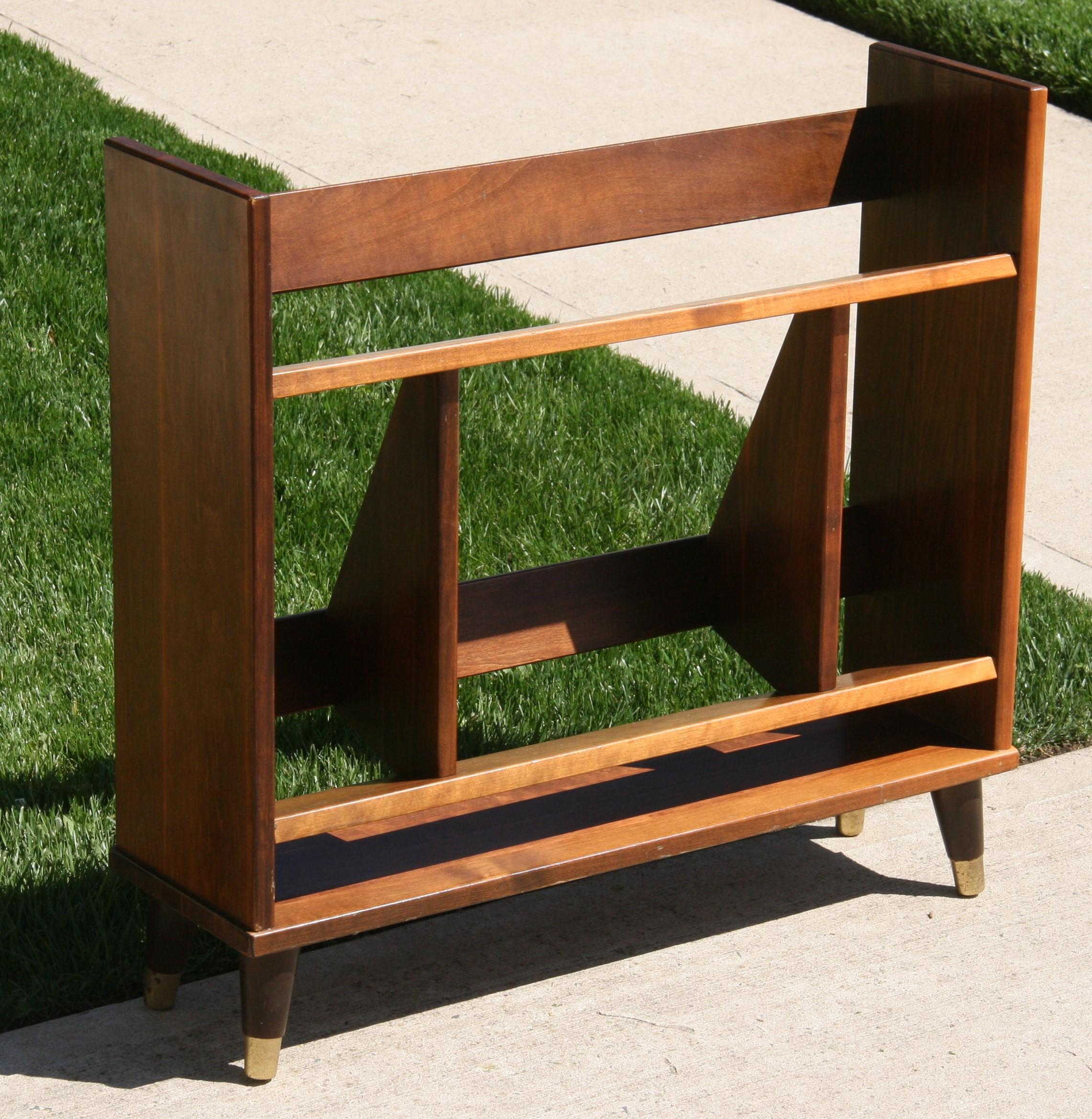 Mid Century Solid Maple Bookcase/Rack In Good Condition For Sale In Douglas Manor, NY