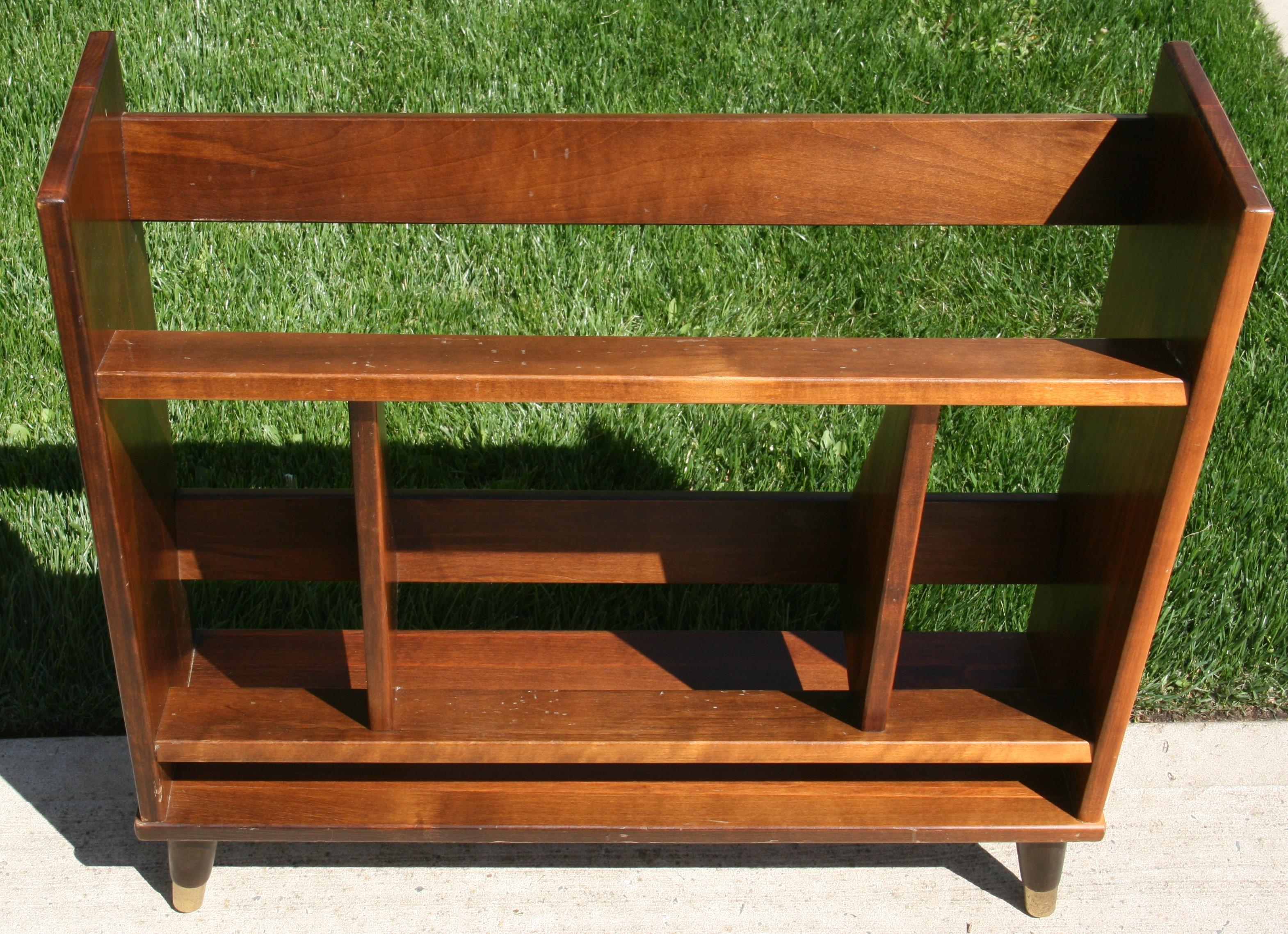 Mid Century Solid Maple Bookcase/Rack In Good Condition For Sale In Douglas Manor, NY