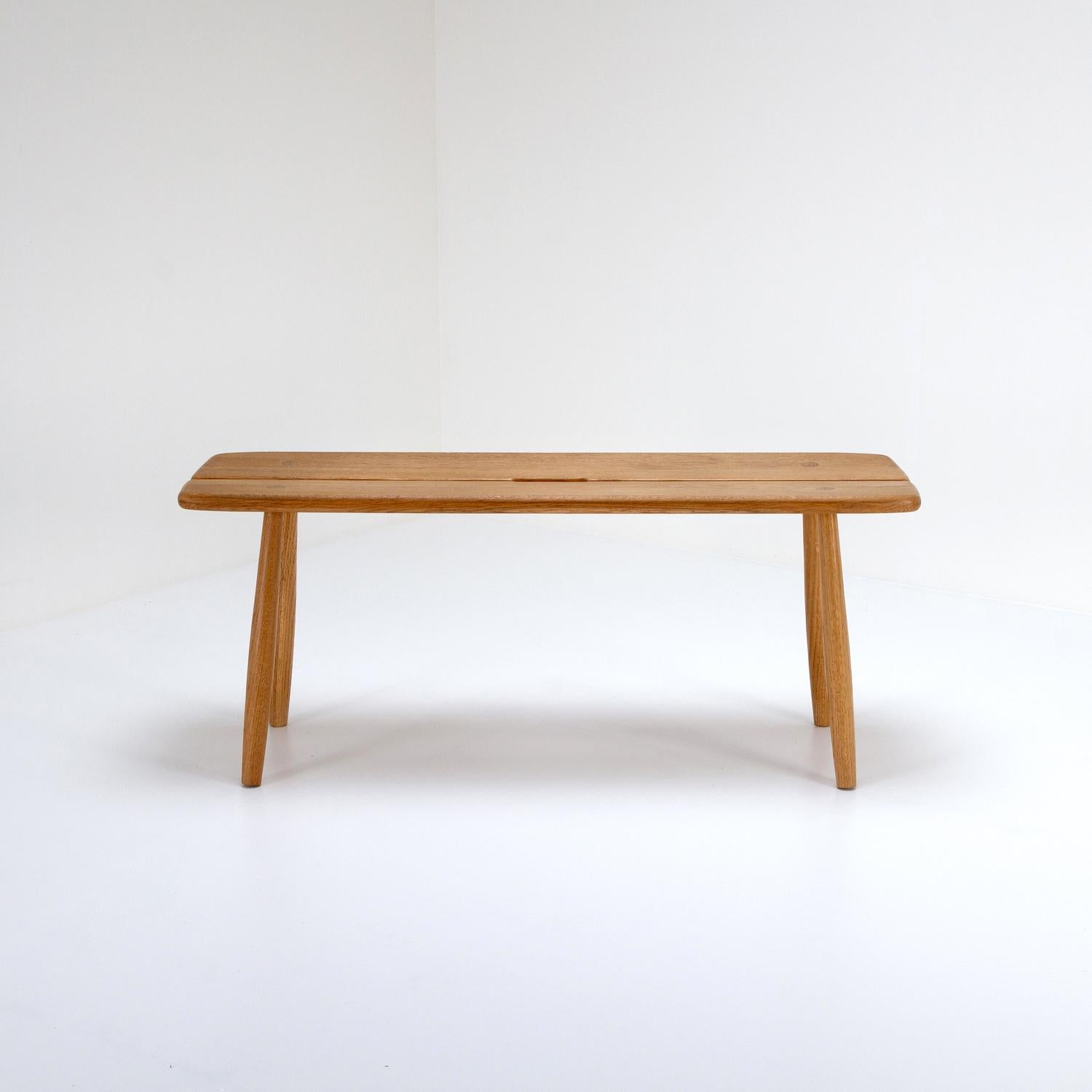 A mid century solid oak bench designed by Carl Gustaf Boulogner for AB Bröderna Wigells Stolfabrik, Sweden, 1950s.