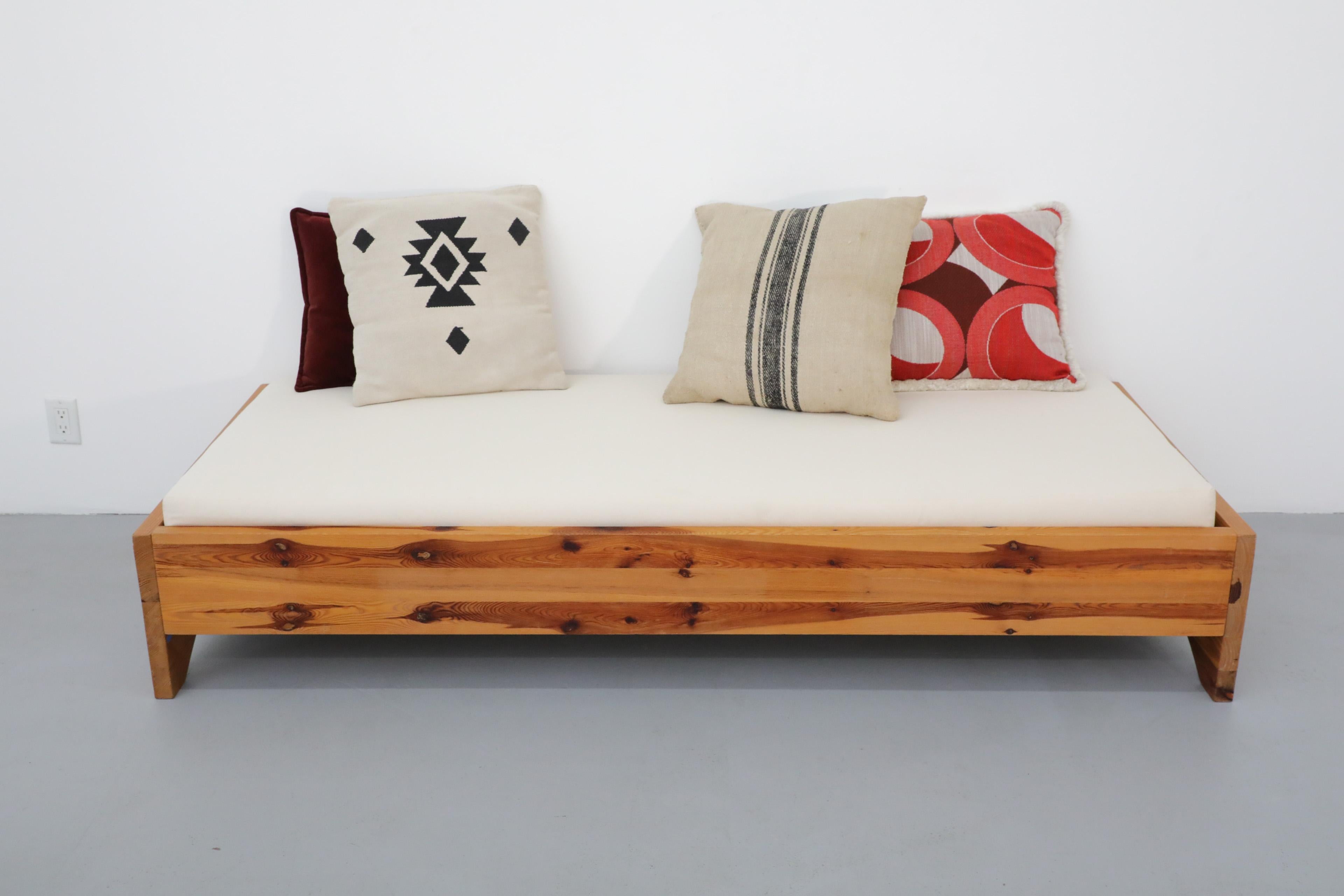 Mid-Century Modern Méridienne en pin massif du milieu du siècle dernier par Ate Van Apeldoorn avec nouveau matelas en toile en vente