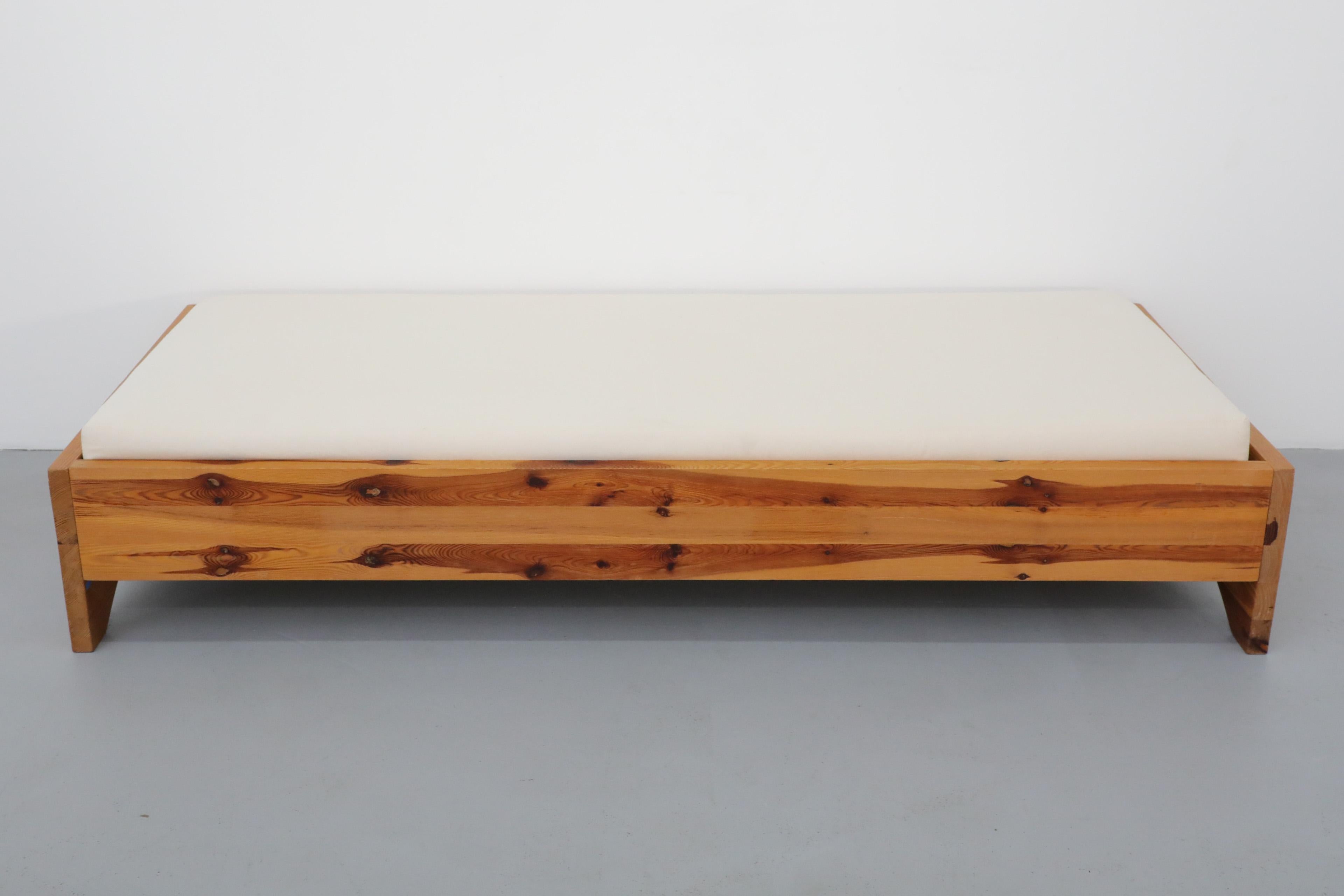 Méridienne en pin massif du milieu du siècle dernier par Ate Van Apeldoorn avec nouveau matelas en toile Bon état - En vente à Los Angeles, CA