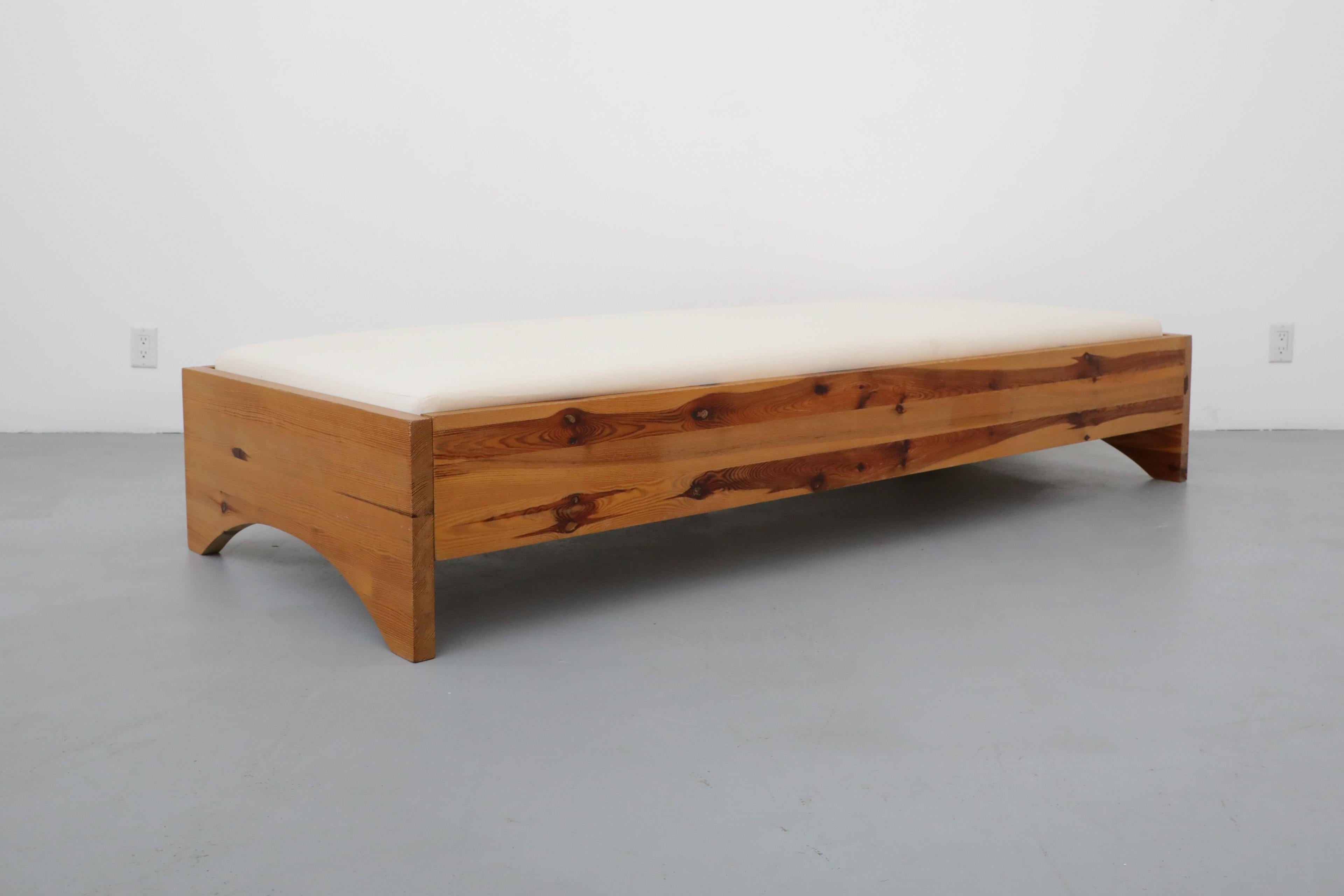 Toile Méridienne en pin massif du milieu du siècle dernier par Ate Van Apeldoorn avec nouveau matelas en toile en vente