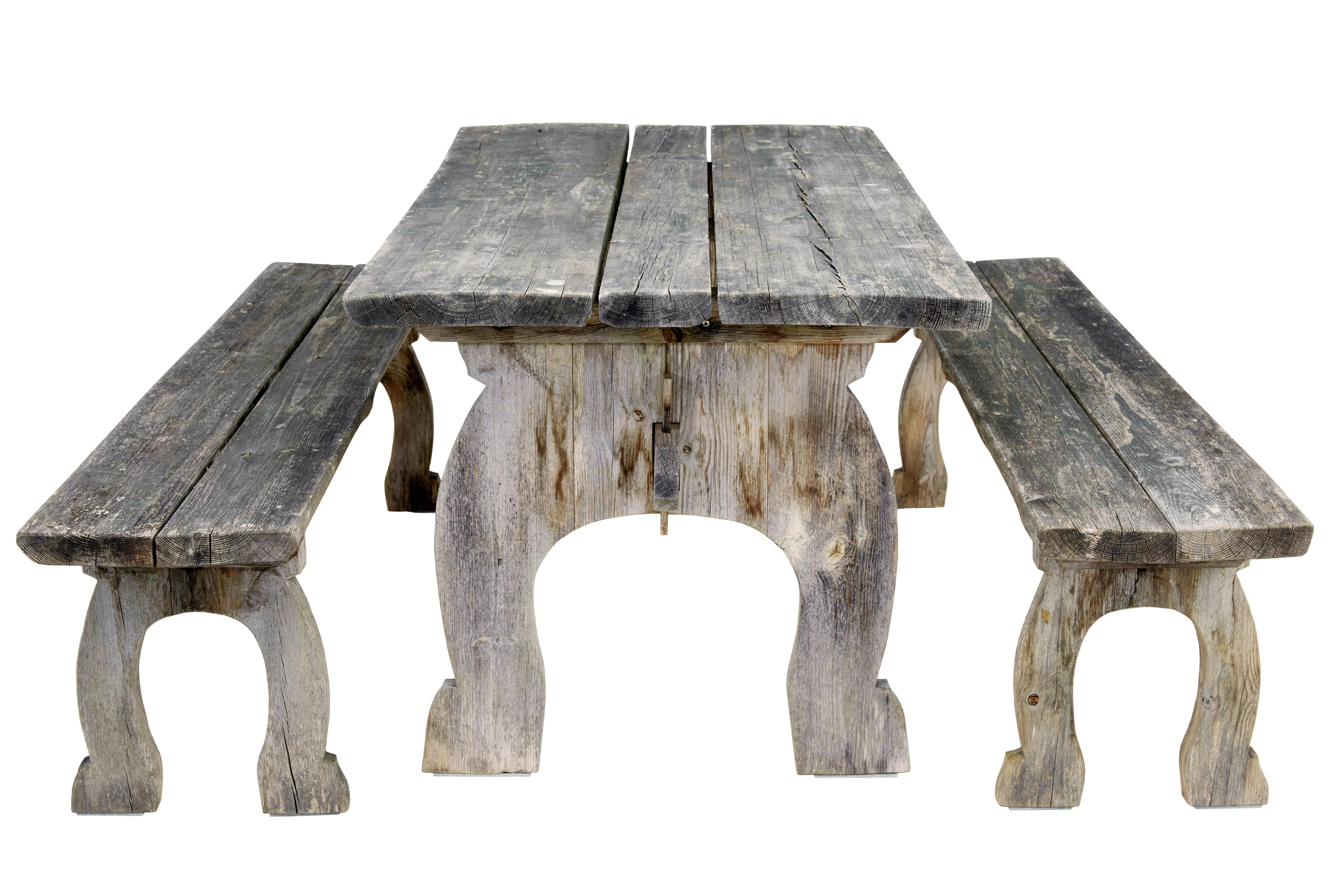 Meuble de jardin en fer à cheval en pin massif du milieu du siècle dernier, circa 1960.

Meubles de jardin suédois rustiques et inhabituels en pin massif.

L'ensemble comprend une table et 2 bancs assortis.  Table avec plateau à 3 planches,