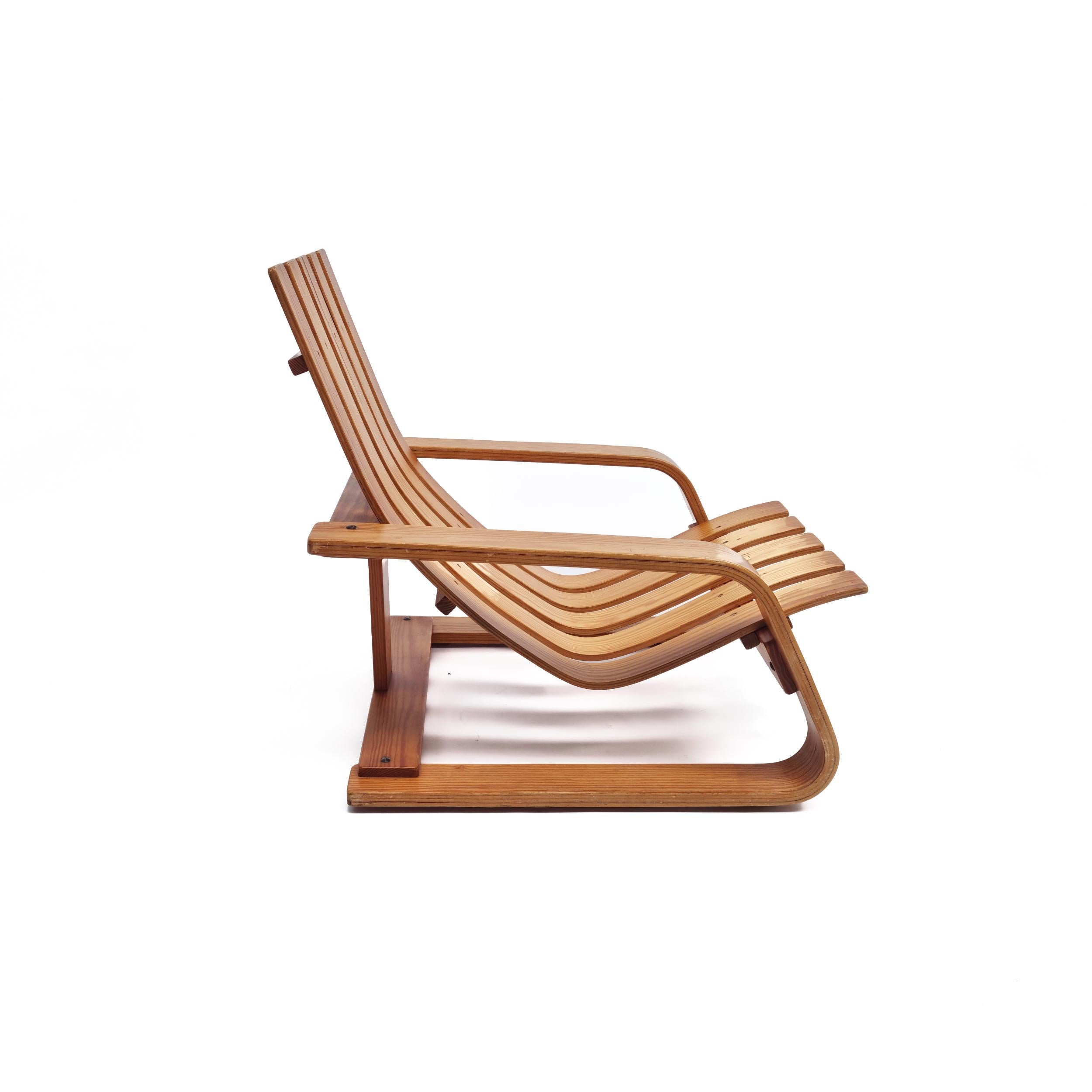 Cette chaise longue du milieu du siècle, fabriquée en pin massif, est un bel exemple du design scandinave des années 1960. Fabriquée en Norvège, cette chaise s'inspire du travail du célèbre designer Edvin Helseth, mettant en valeur un mélange