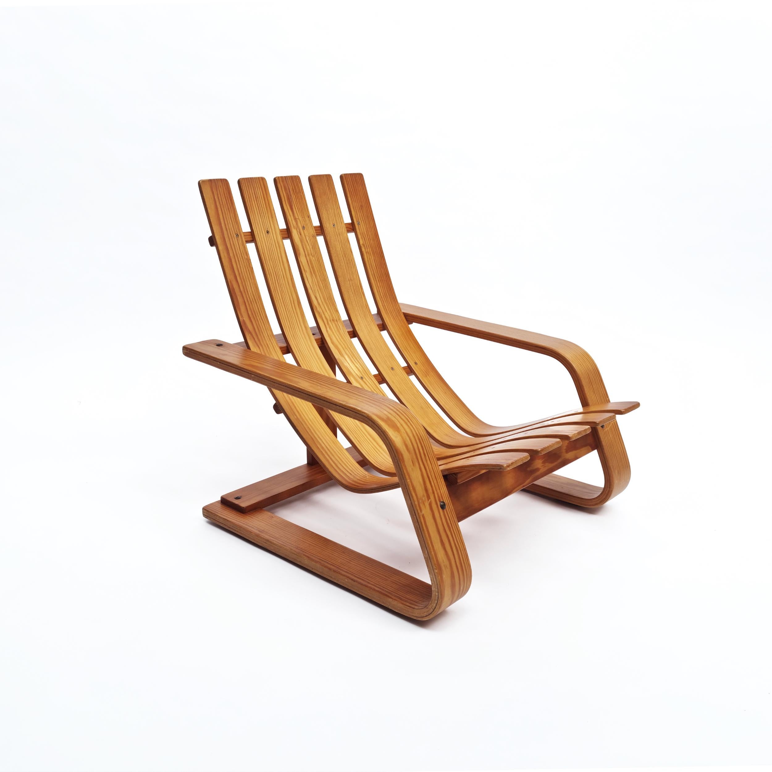 Mid-Century Modern Fauteuil de salon en pin massif du milieu du siècle, inspiré des designs des années 1960 d'Edvin Helseth.