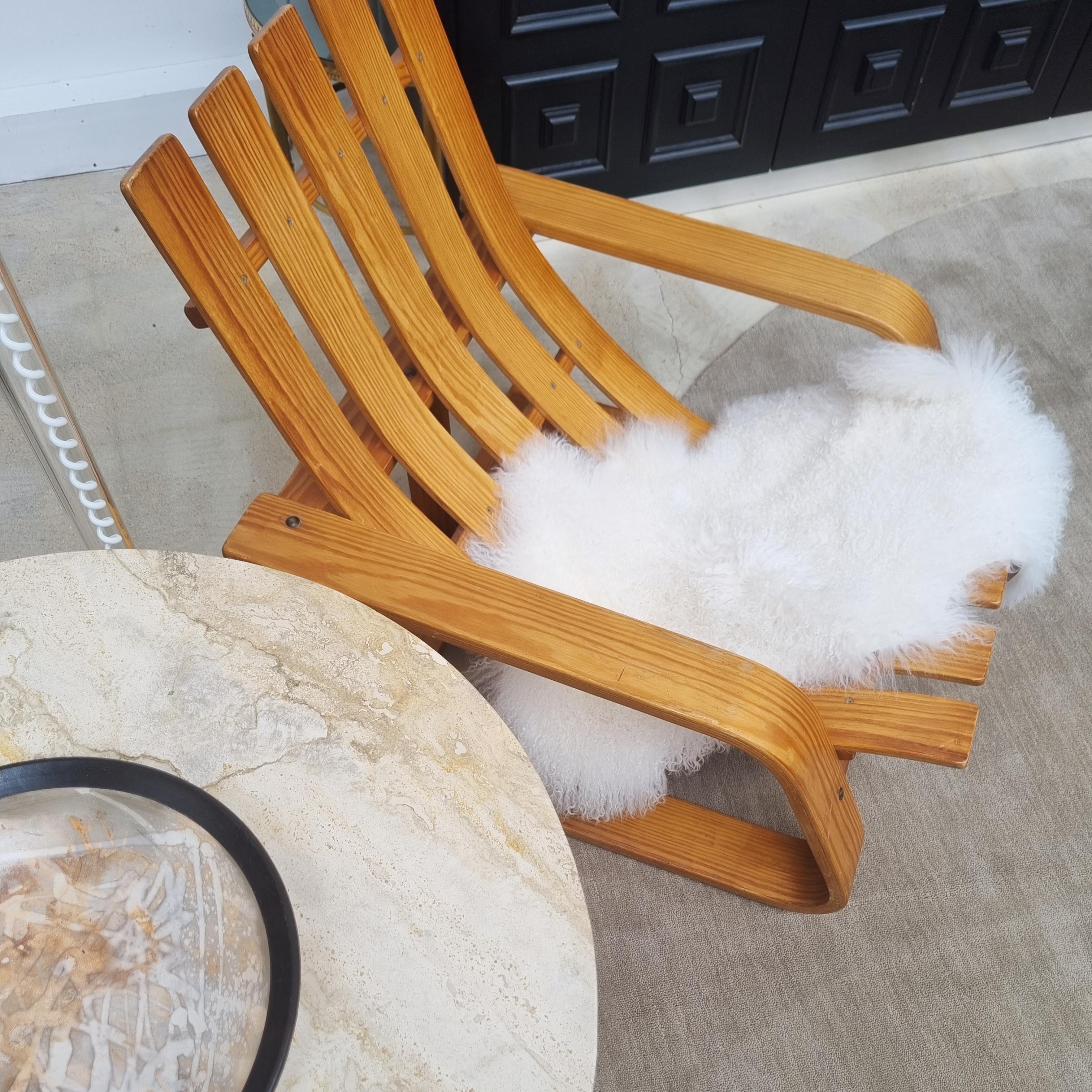 Fauteuil de salon en pin massif du milieu du siècle, inspiré des designs des années 1960 d'Edvin Helseth. 1