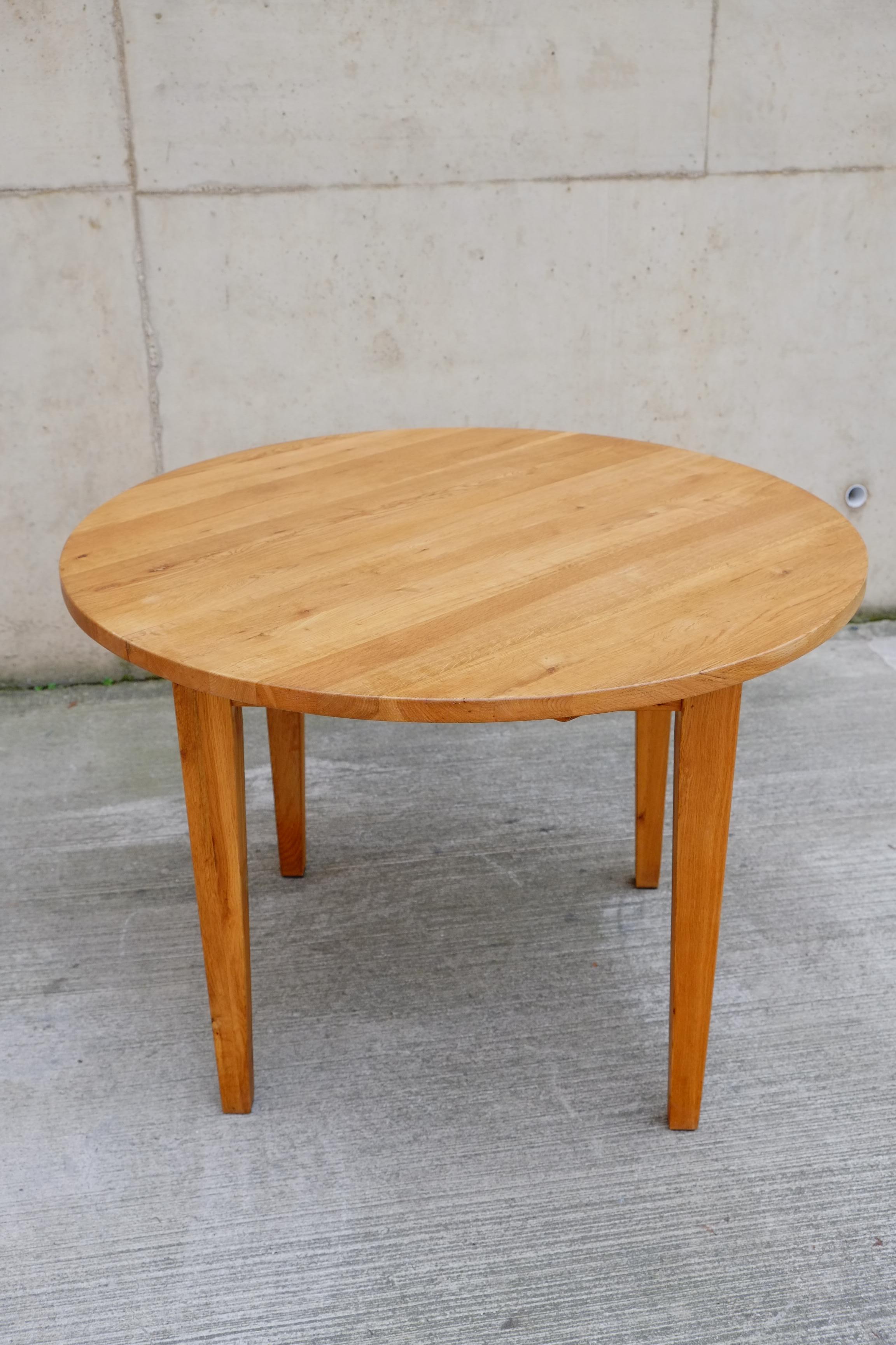 Table de salle à manger ronde du milieu du siècle dernier en pin massif avec pieds amovibles en vente 2