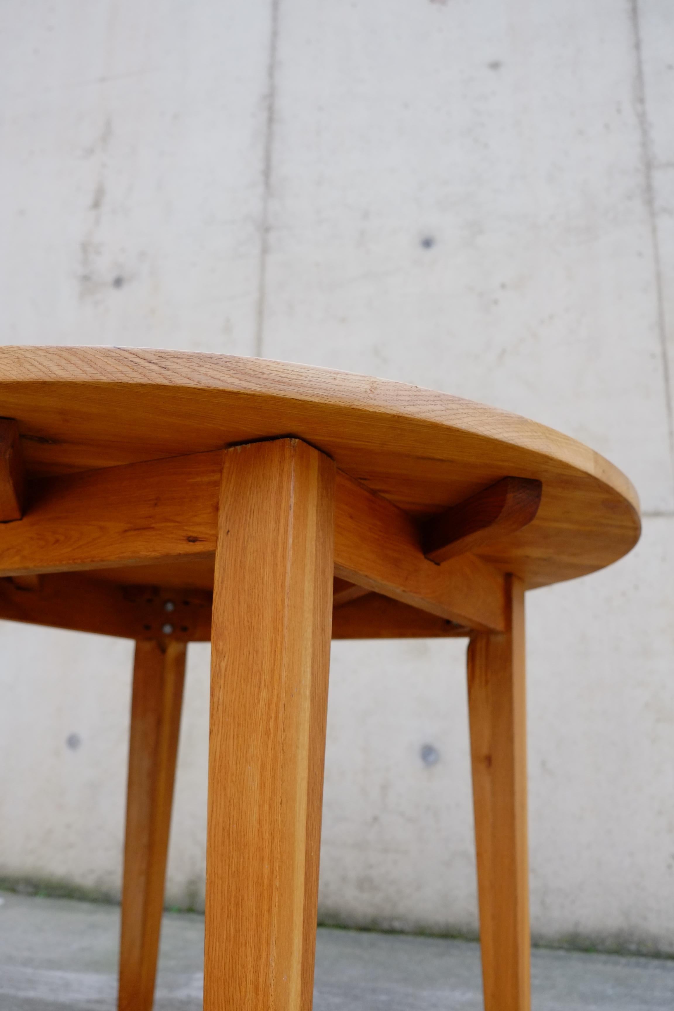 Table de salle à manger ronde du milieu du siècle dernier en pin massif avec pieds amovibles en vente 4