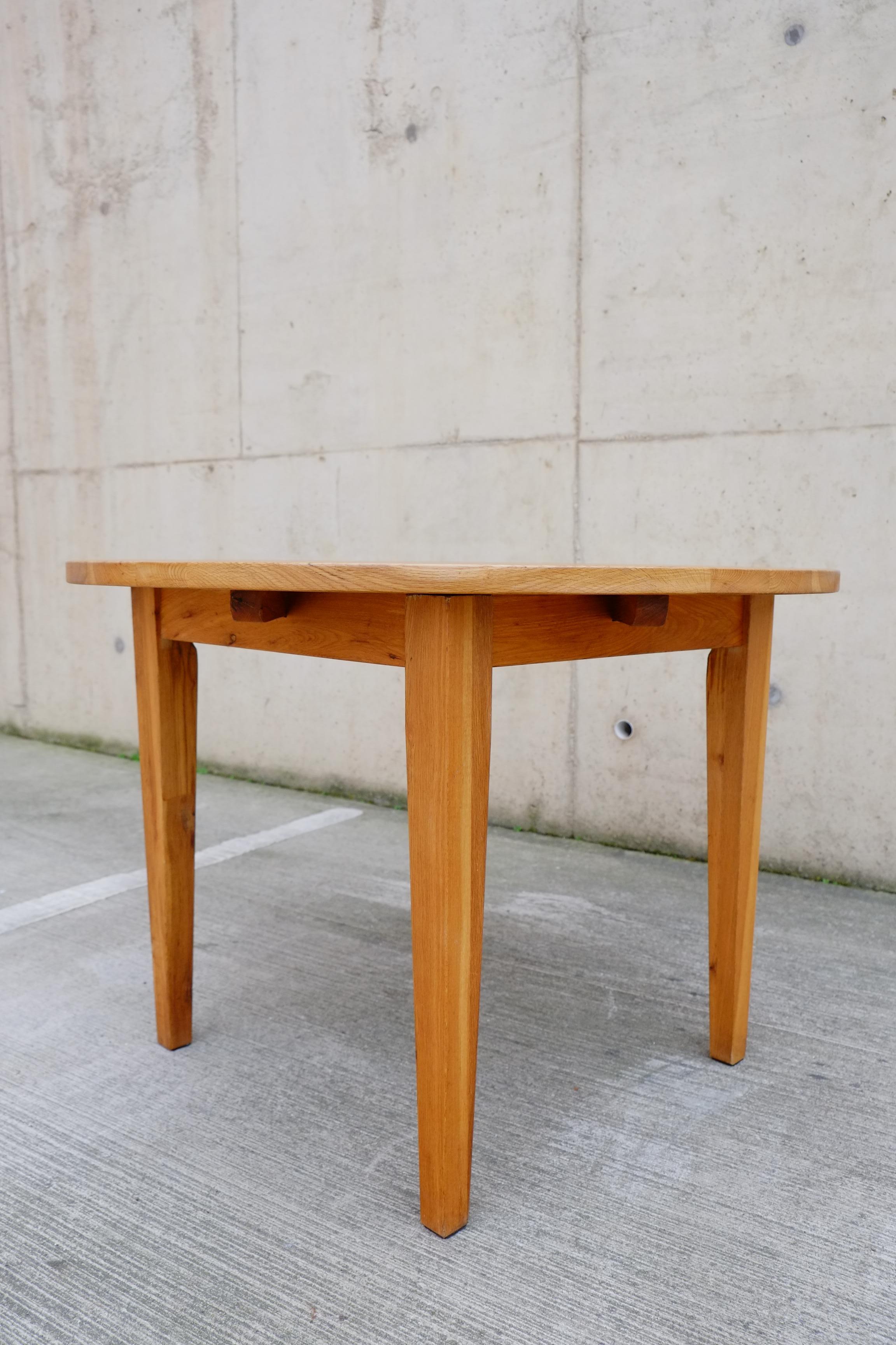 Mid-Century Modern Table de salle à manger ronde du milieu du siècle dernier en pin massif avec pieds amovibles en vente