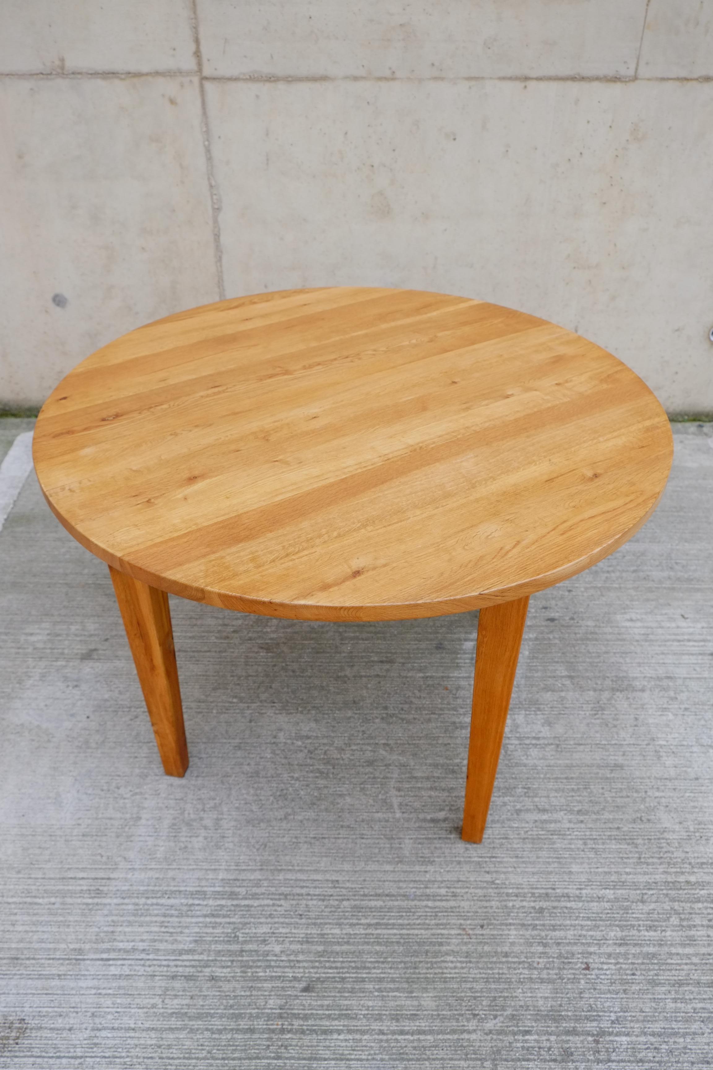 Menuiserie Table de salle à manger ronde du milieu du siècle dernier en pin massif avec pieds amovibles en vente
