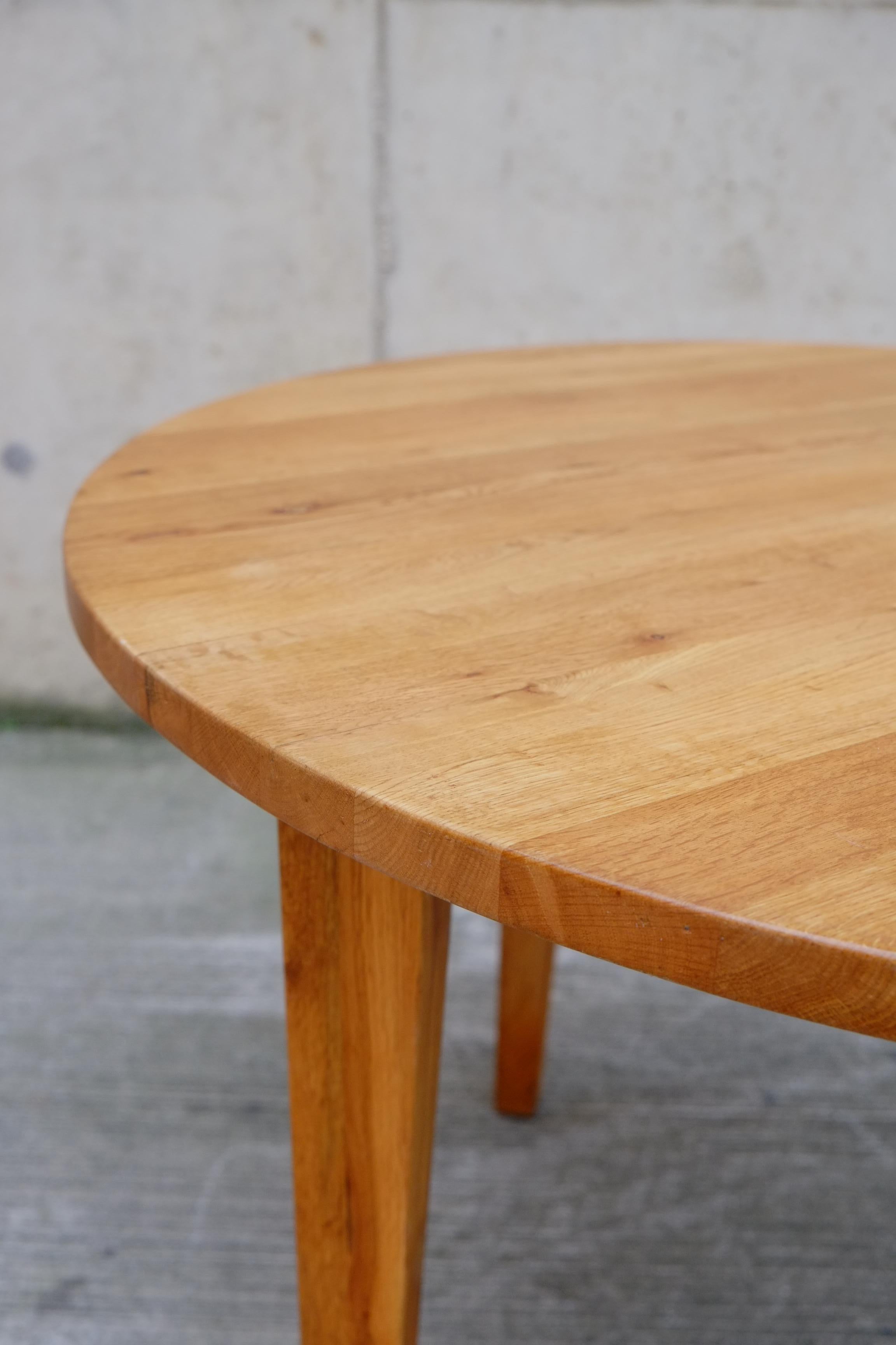 Table de salle à manger ronde du milieu du siècle dernier en pin massif avec pieds amovibles Bon état - En vente à Leicester, GB