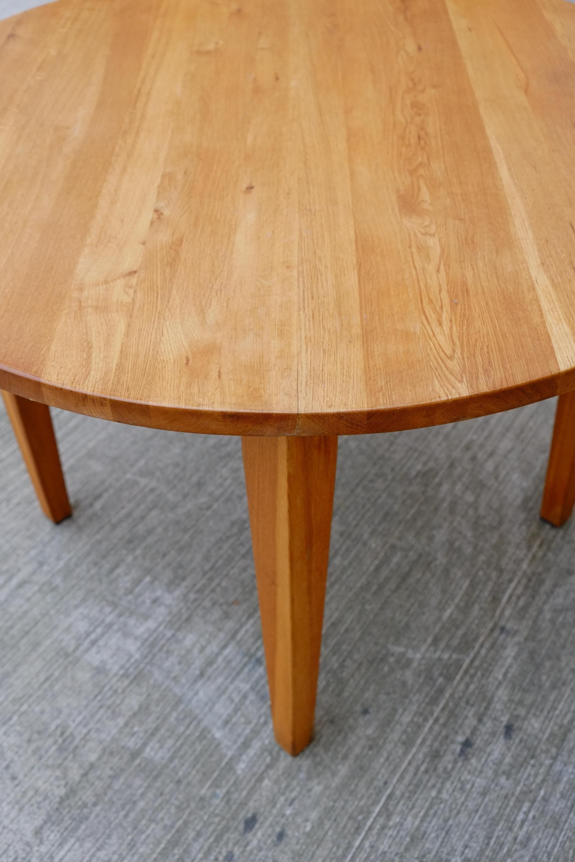 Milieu du XXe siècle Table de salle à manger ronde du milieu du siècle dernier en pin massif avec pieds amovibles en vente
