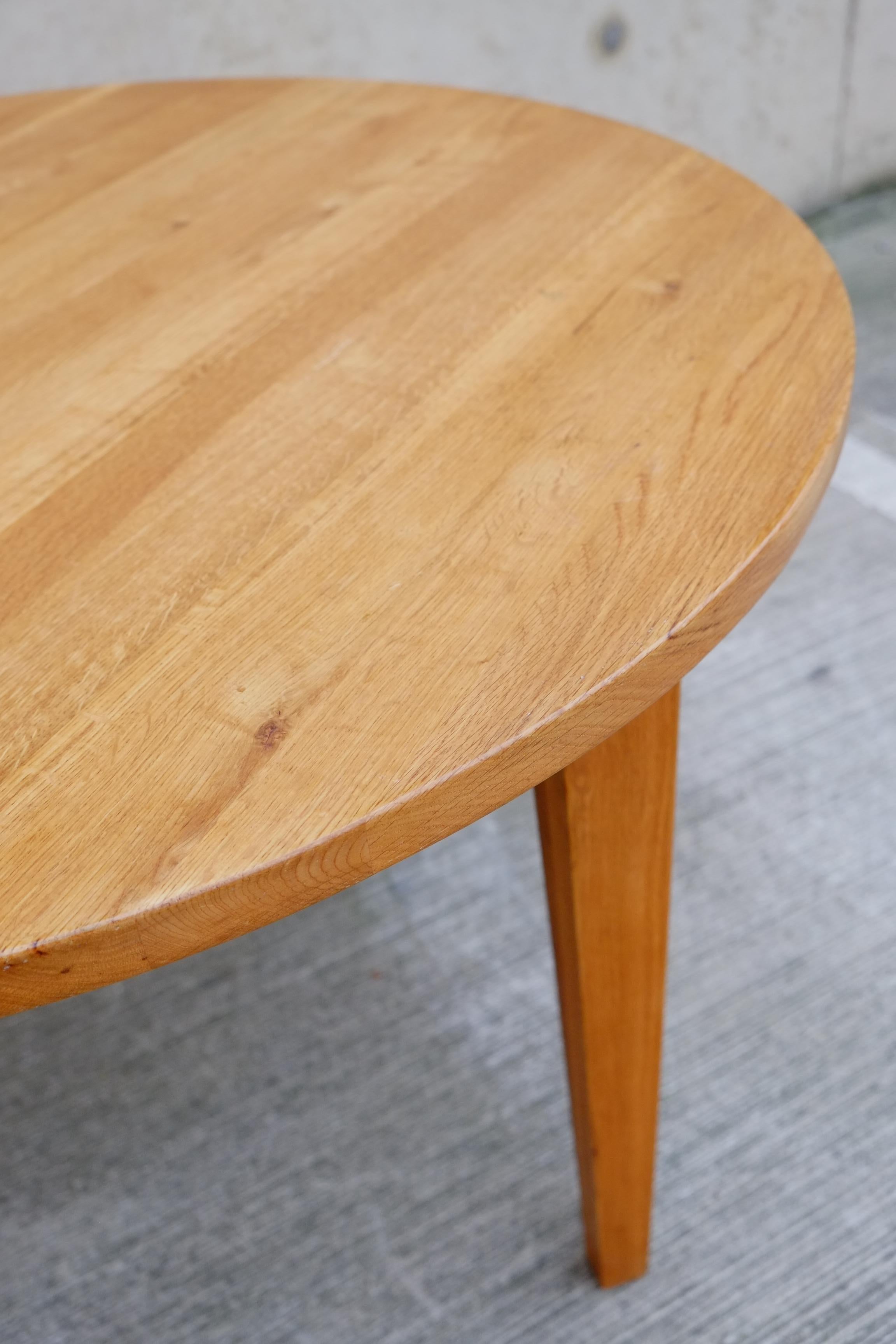 Pin Table de salle à manger ronde du milieu du siècle dernier en pin massif avec pieds amovibles en vente