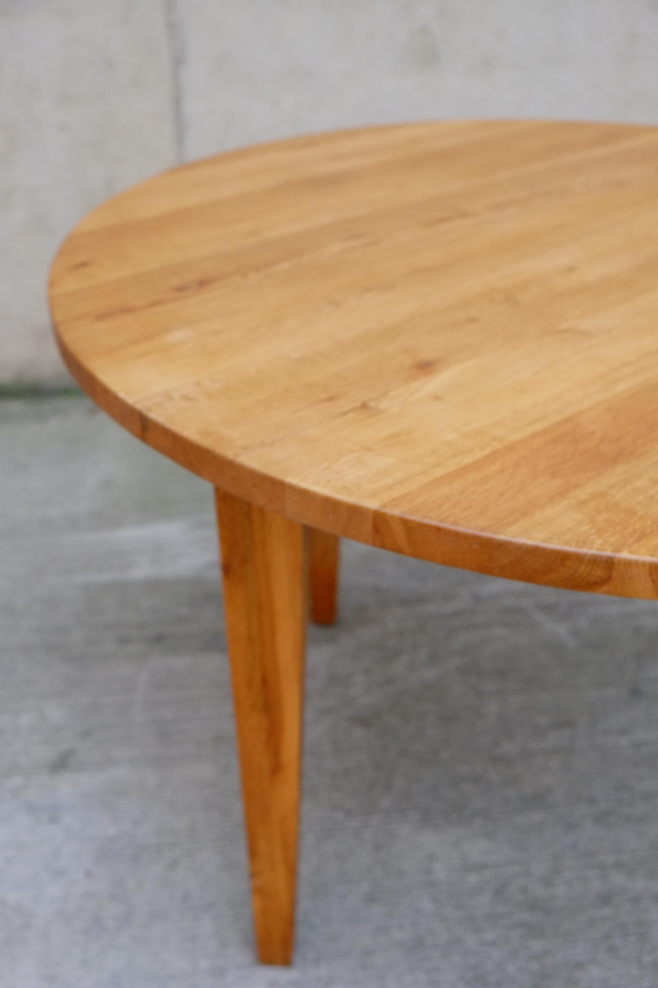 Table de salle à manger ronde du milieu du siècle dernier en pin massif avec pieds amovibles en vente 1