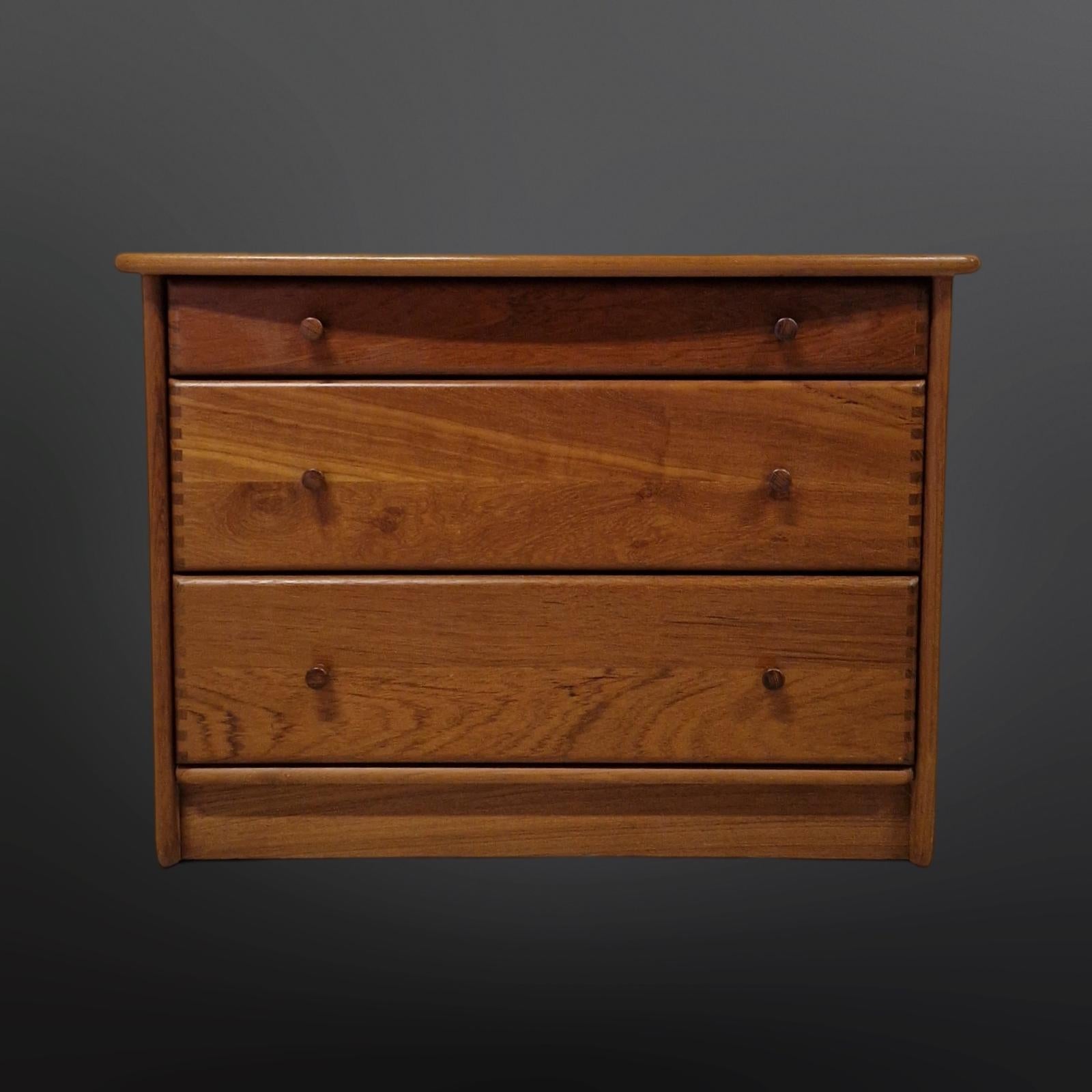 Cassettiera moderna danese. Realizzato in teak massiccio. I frontali dei cassetti hanno bellissime giunture a vista. Tutti i bordi sono arrotondati.
Probabilmente prodotto dall'azienda danese Dyrlund, ma non sono state trovate né etichette né