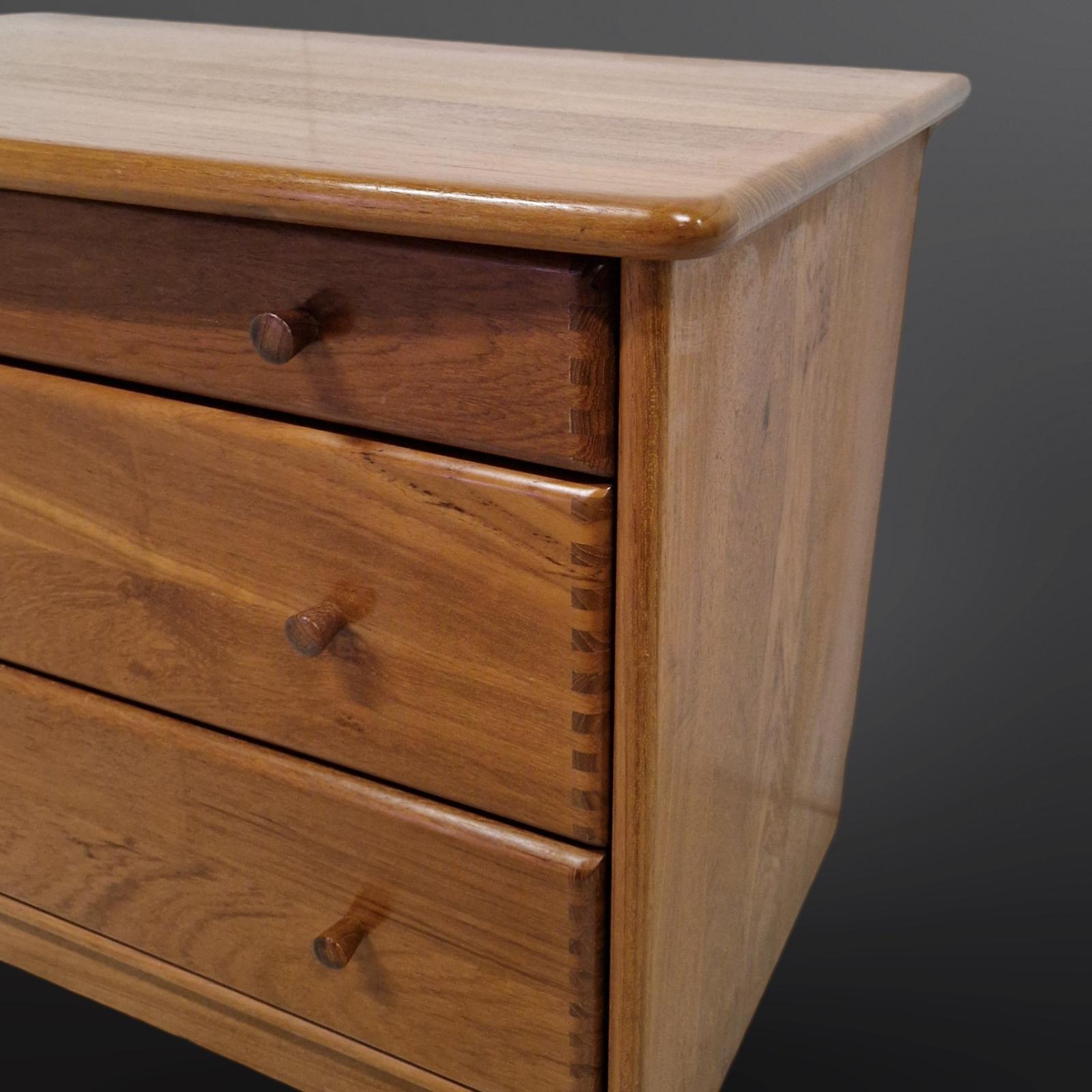Scandinavo moderno Cassettiera di metà secolo in teak massiccio, Danimarca, anni '70 in vendita