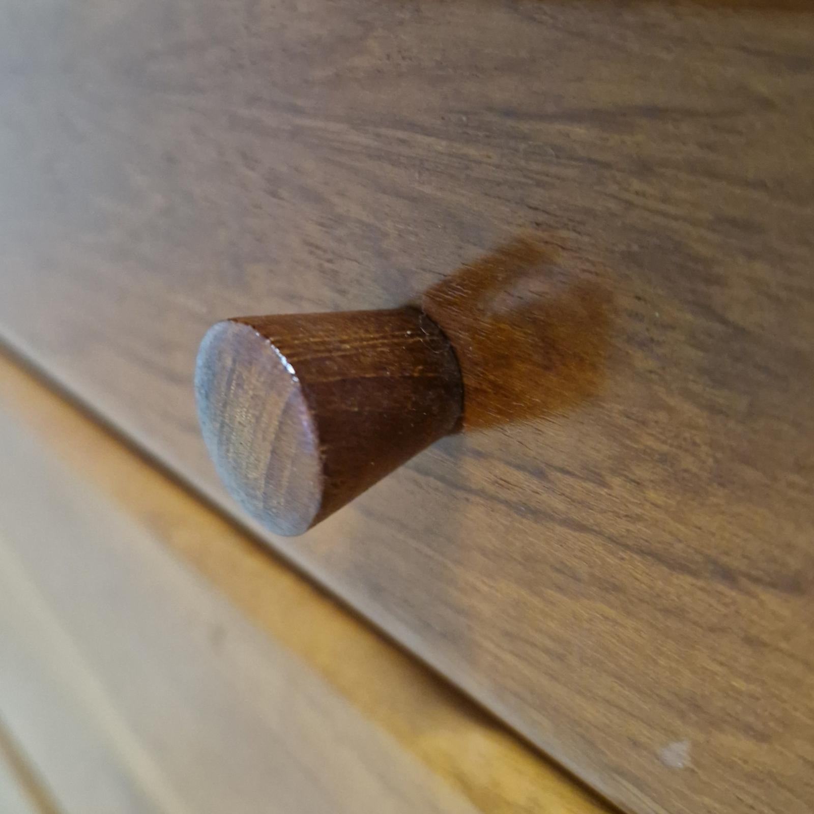Cassettiera di metà secolo in teak massiccio, Danimarca, anni '70 In condizioni buone in vendita a ECHT, NL