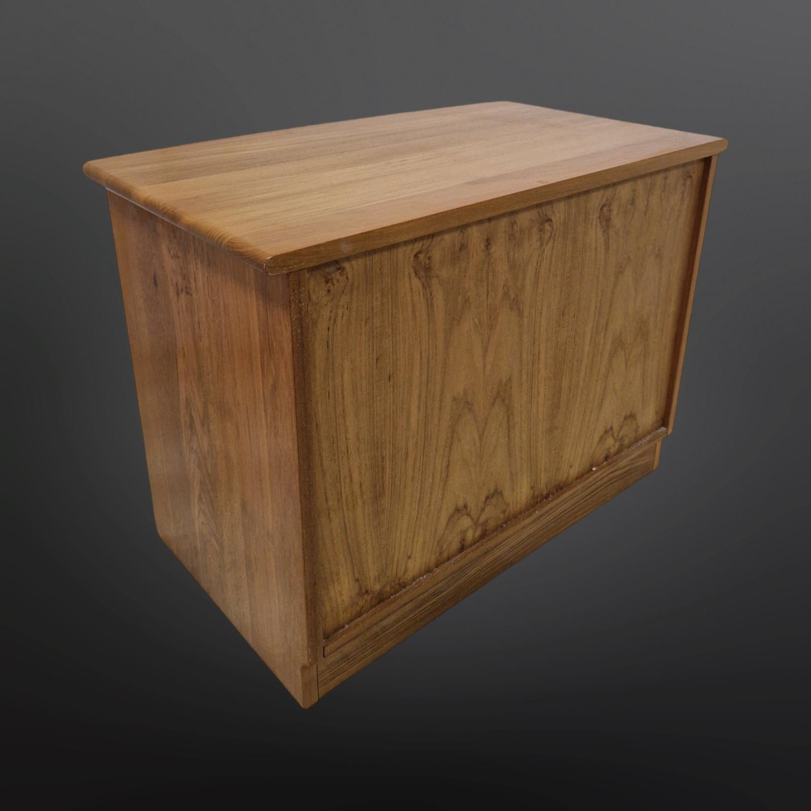 XX secolo Cassettiera di metà secolo in teak massiccio, Danimarca, anni '70 in vendita