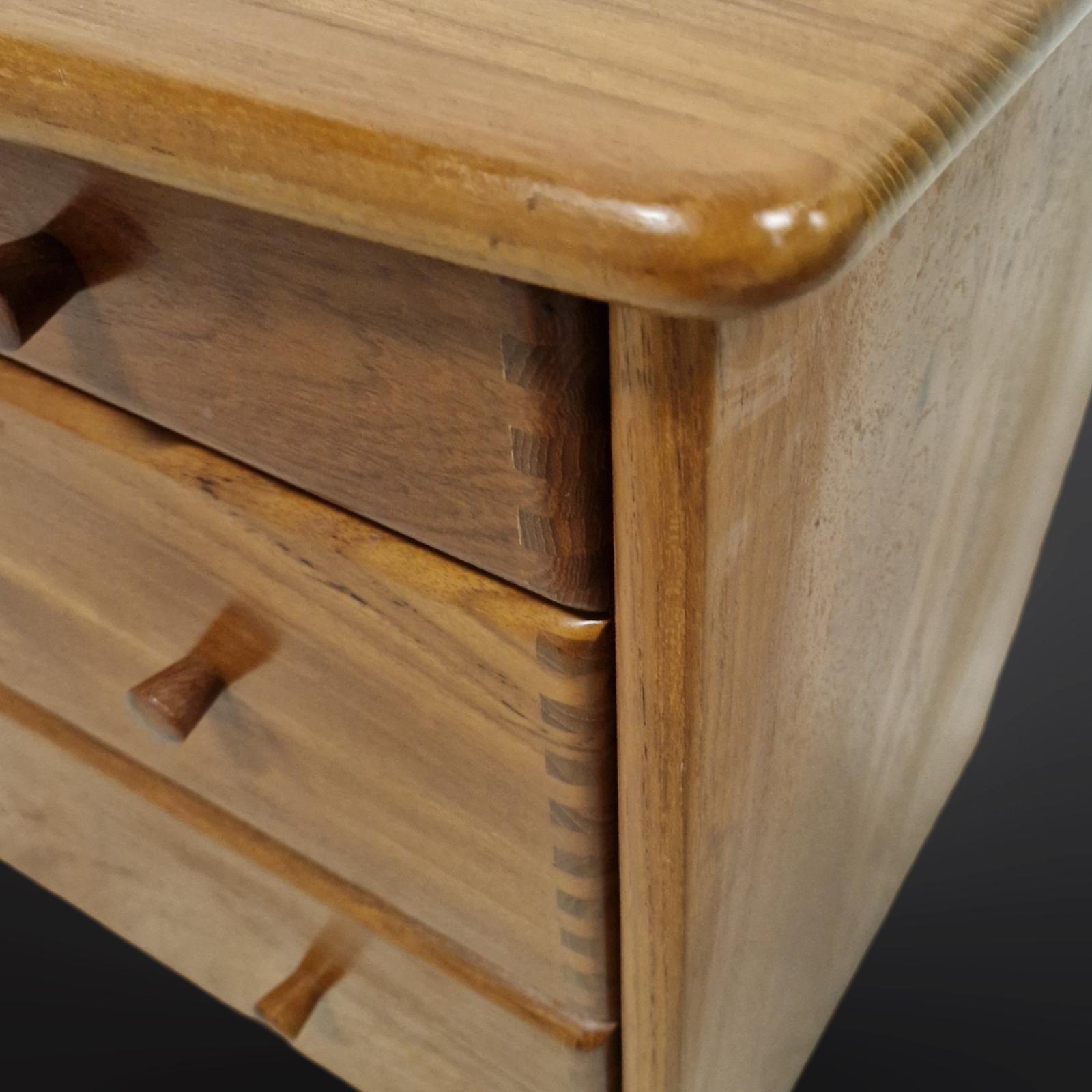 Cassettiera di metà secolo in teak massiccio, Danimarca, anni '70 in vendita 1