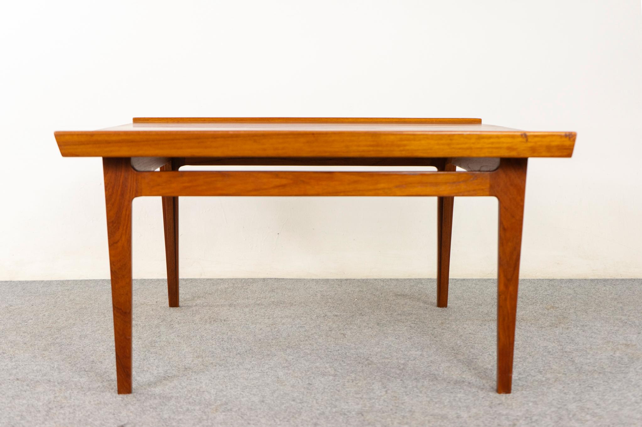 Table d'appoint en teck, circa 1960. Construction en teck massif avec bordures en lèvre de crayon, élégant plateau flottant et pieds fuselés élégants.