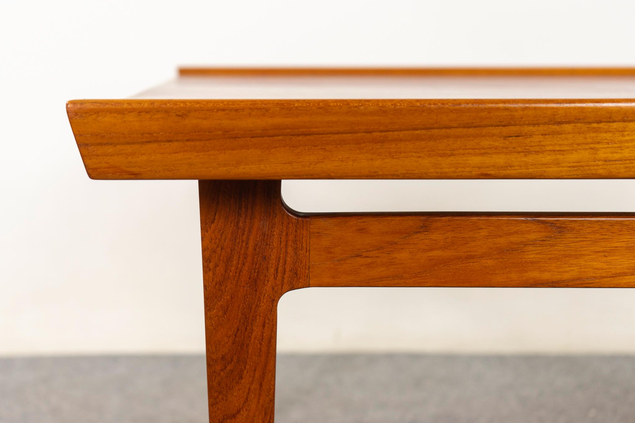 Mid-Century Modern Table basse en teck massif du milieu du siècle en vente